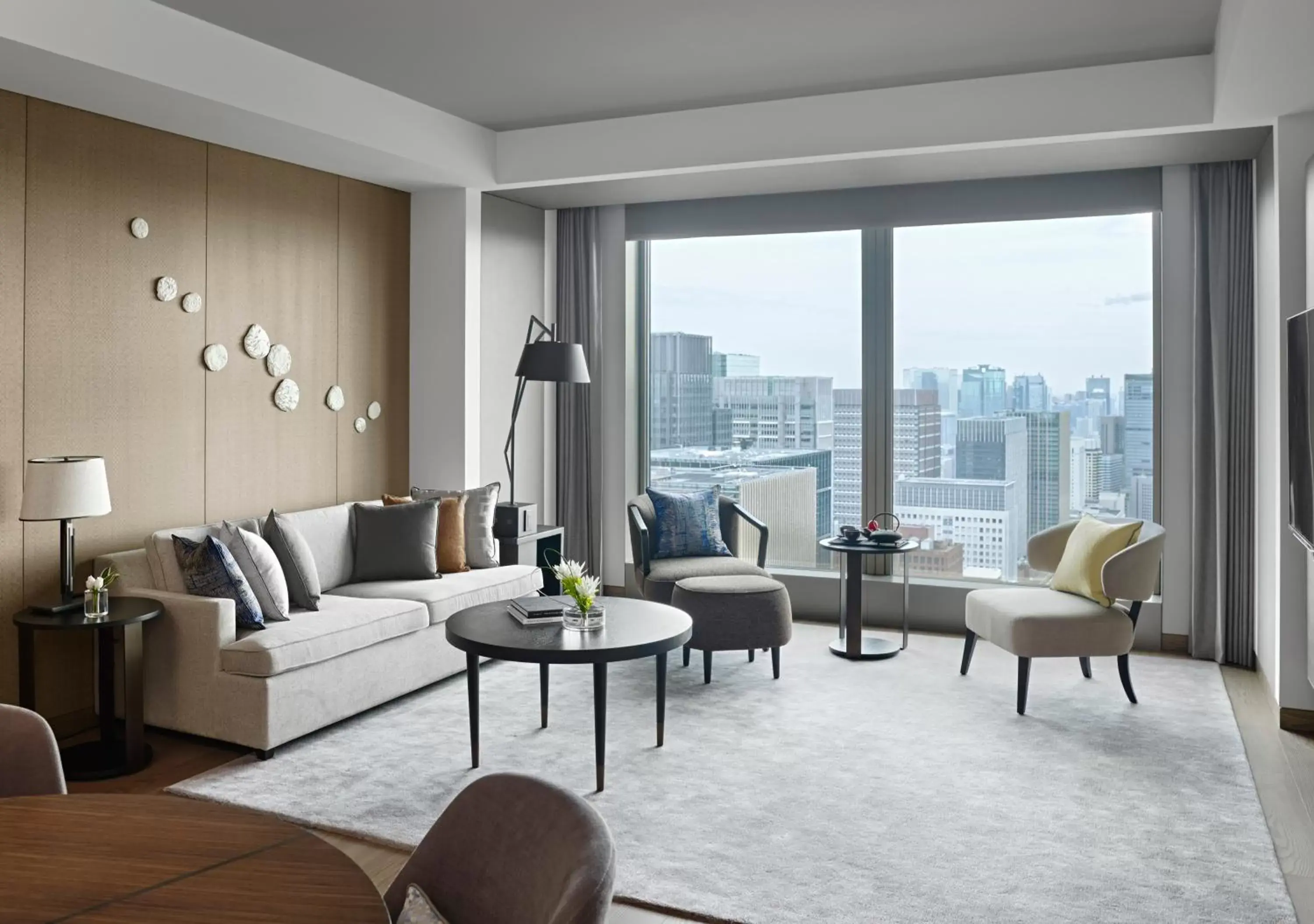 Living room, Seating Area in Four Seasons Hotel Tokyo at Otemachi