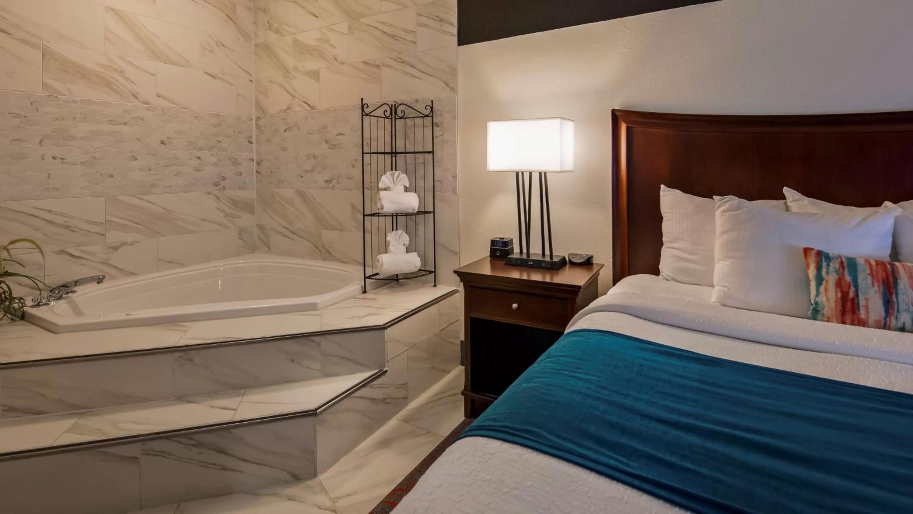 King Suite with Spa Bath - Non-Smoking in Best Western Plus Daphne