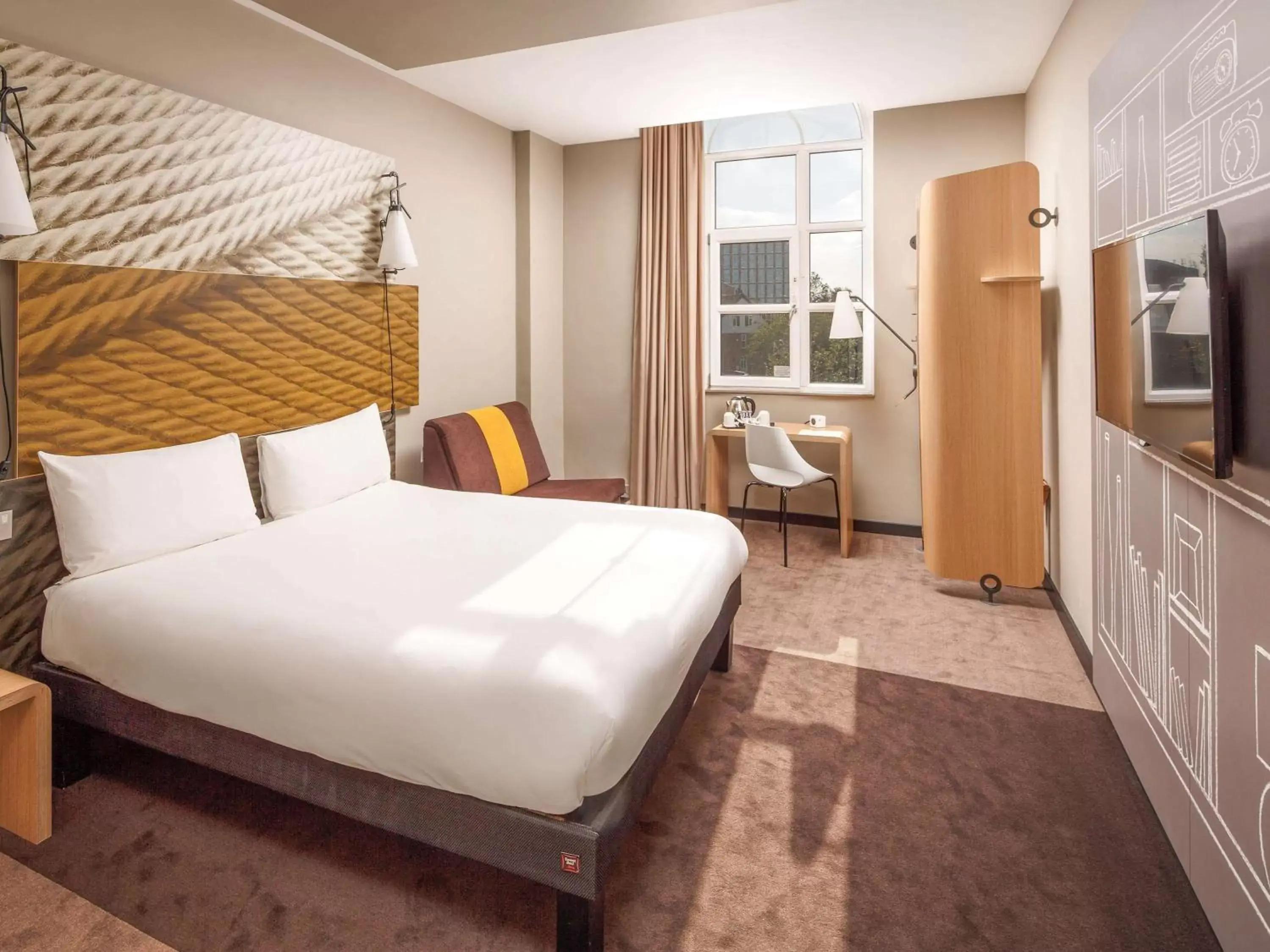 Photo of the whole room, Bed in ibis Coventry Centre Photo of the whole room, Bed in ibis Coventry Centre