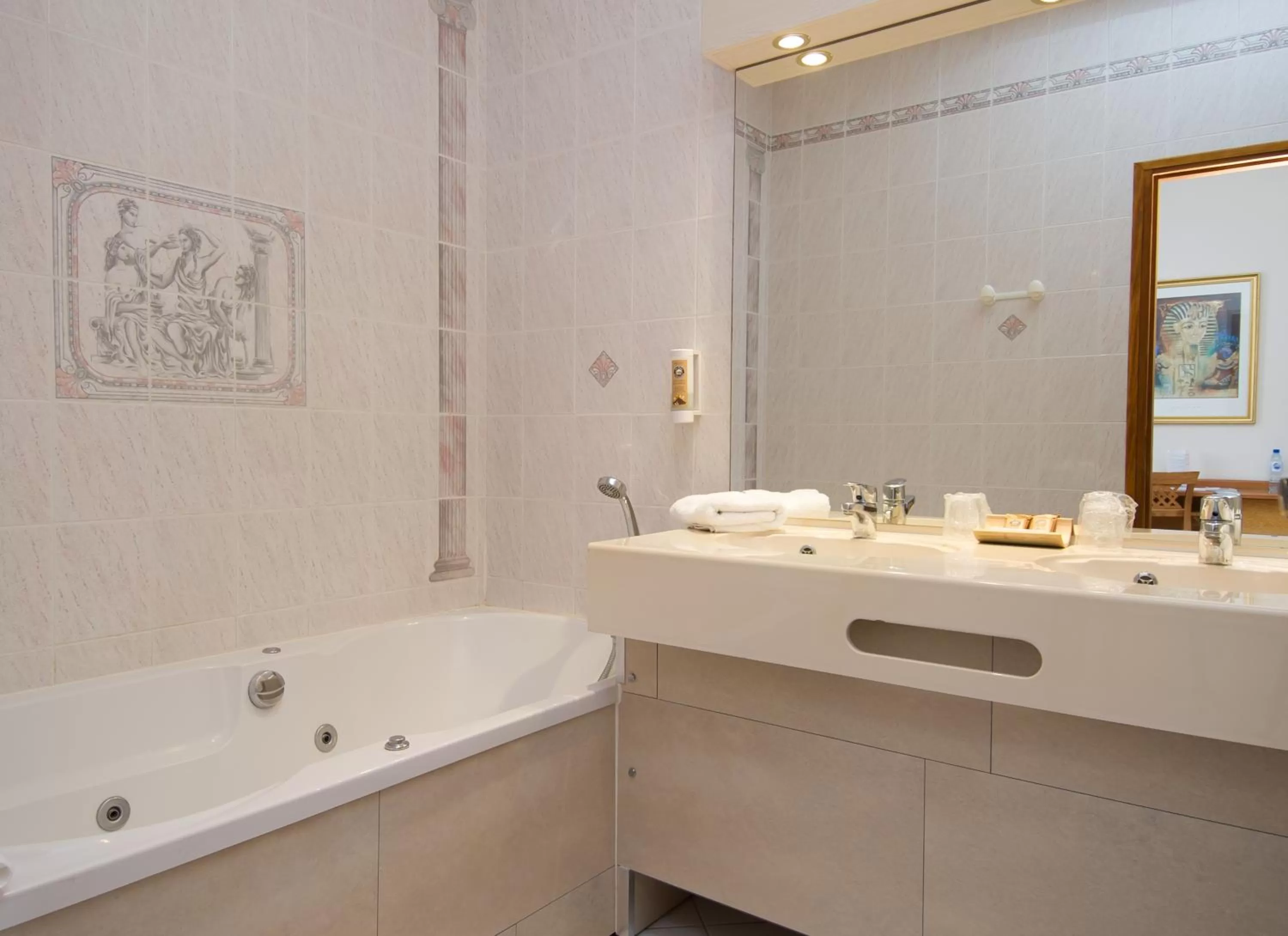 Hot Tub in Hotel Eden