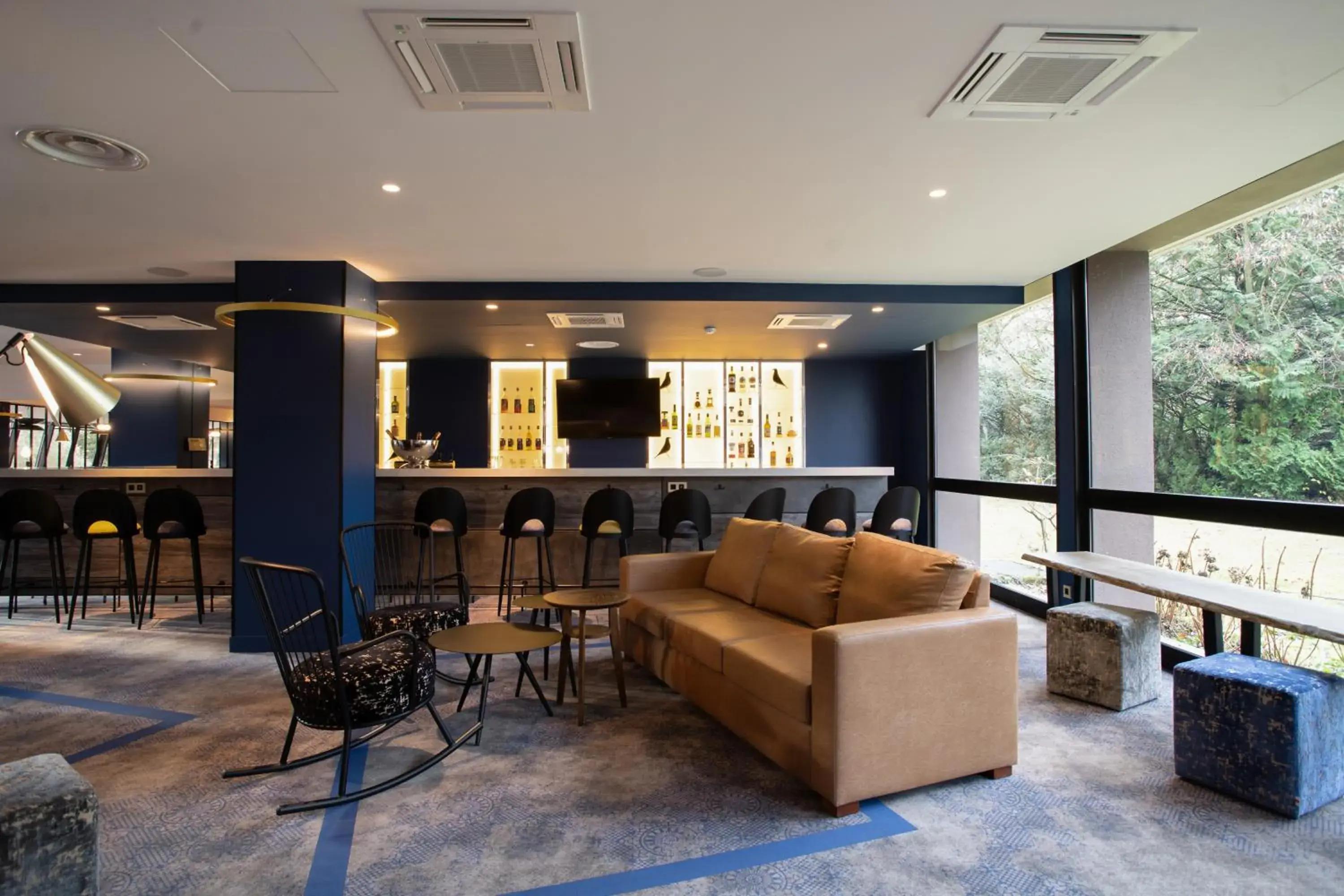 Lounge or bar in Park & Suites Elégance Genève-Ferney Voltaire