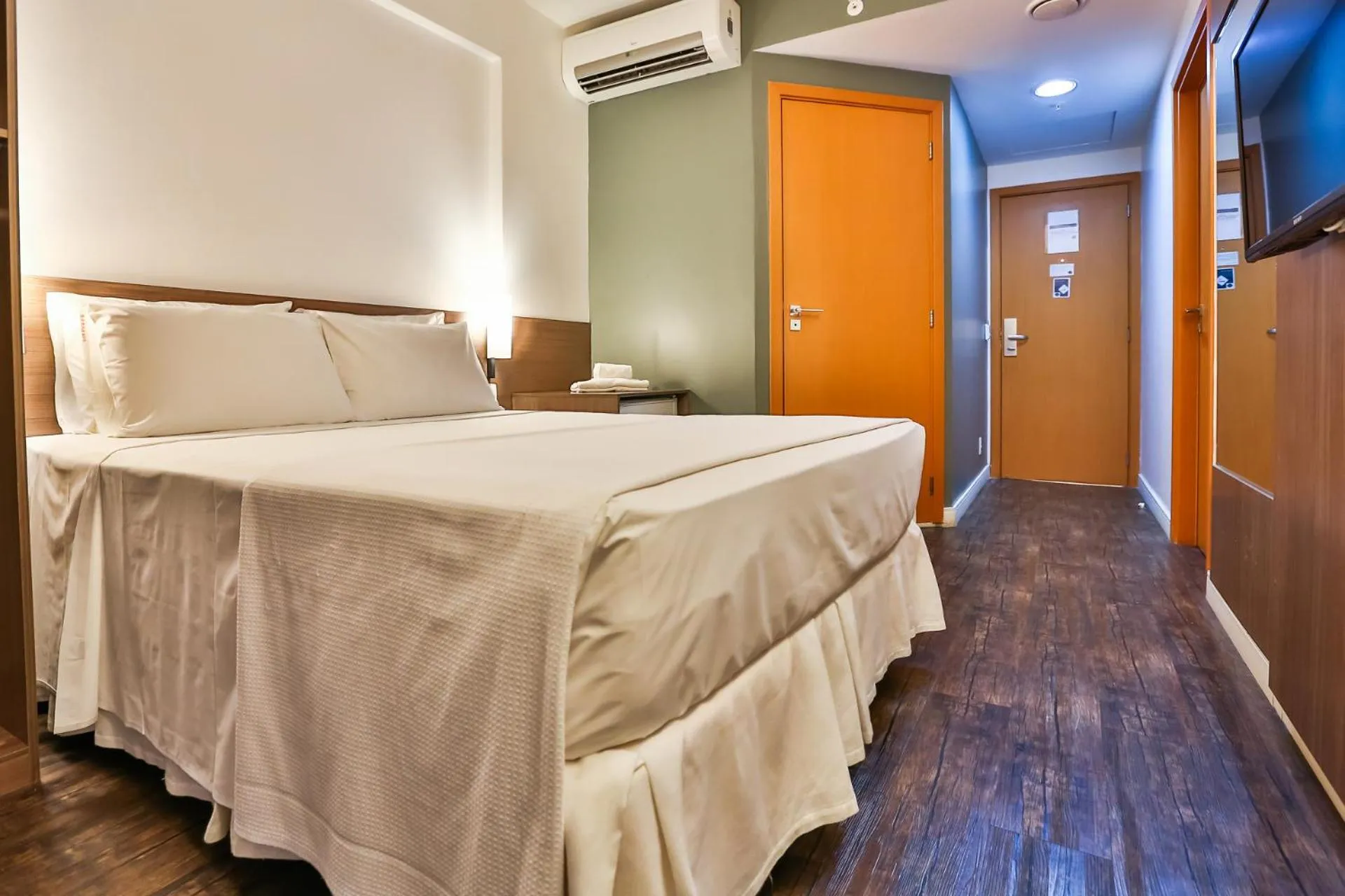 Bed in San Diego Express Barro Preto