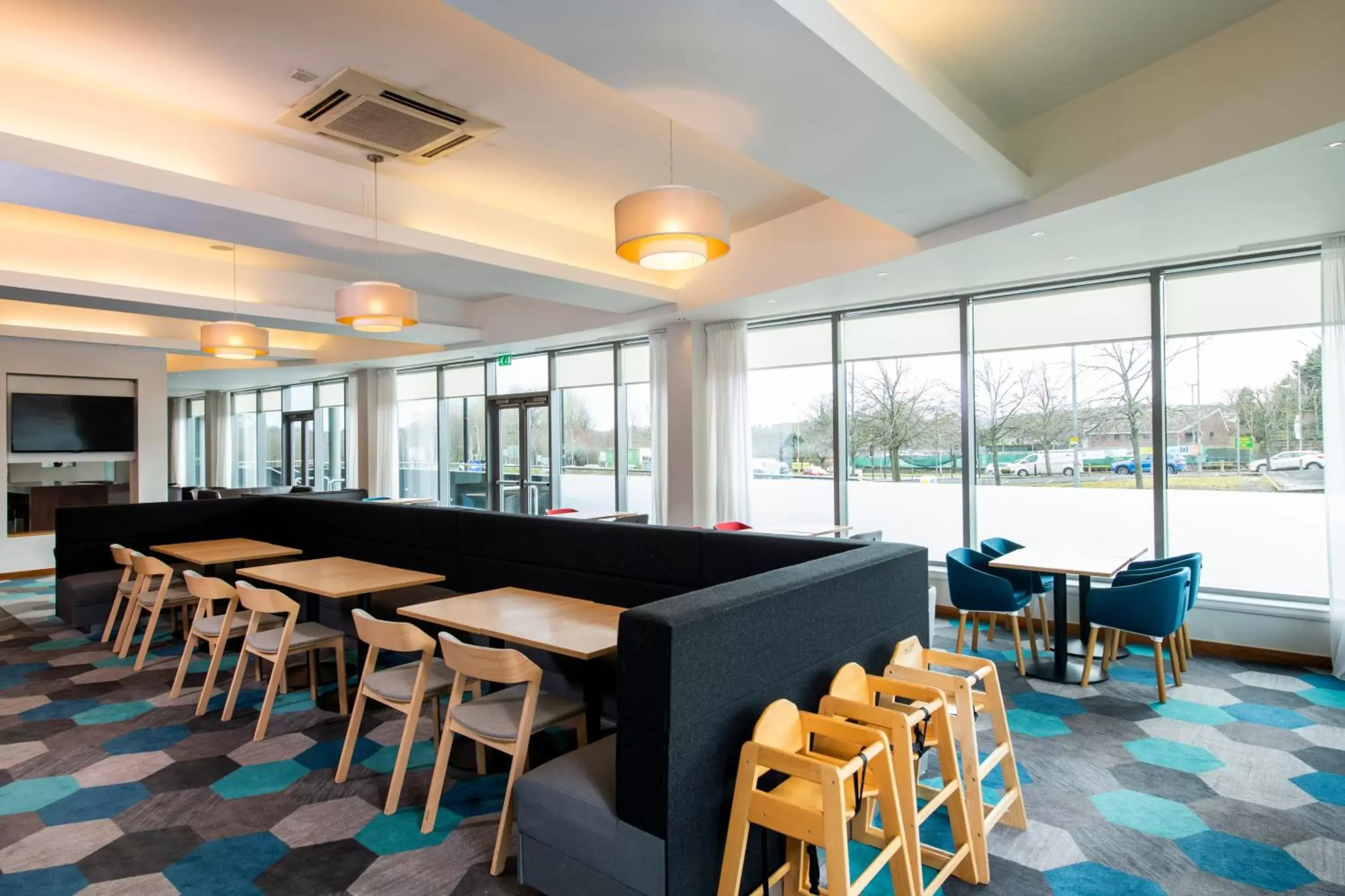 Lounge or bar, Restaurant/Places to Eat in Holiday Inn Express Hamilton, an IHG Hotel