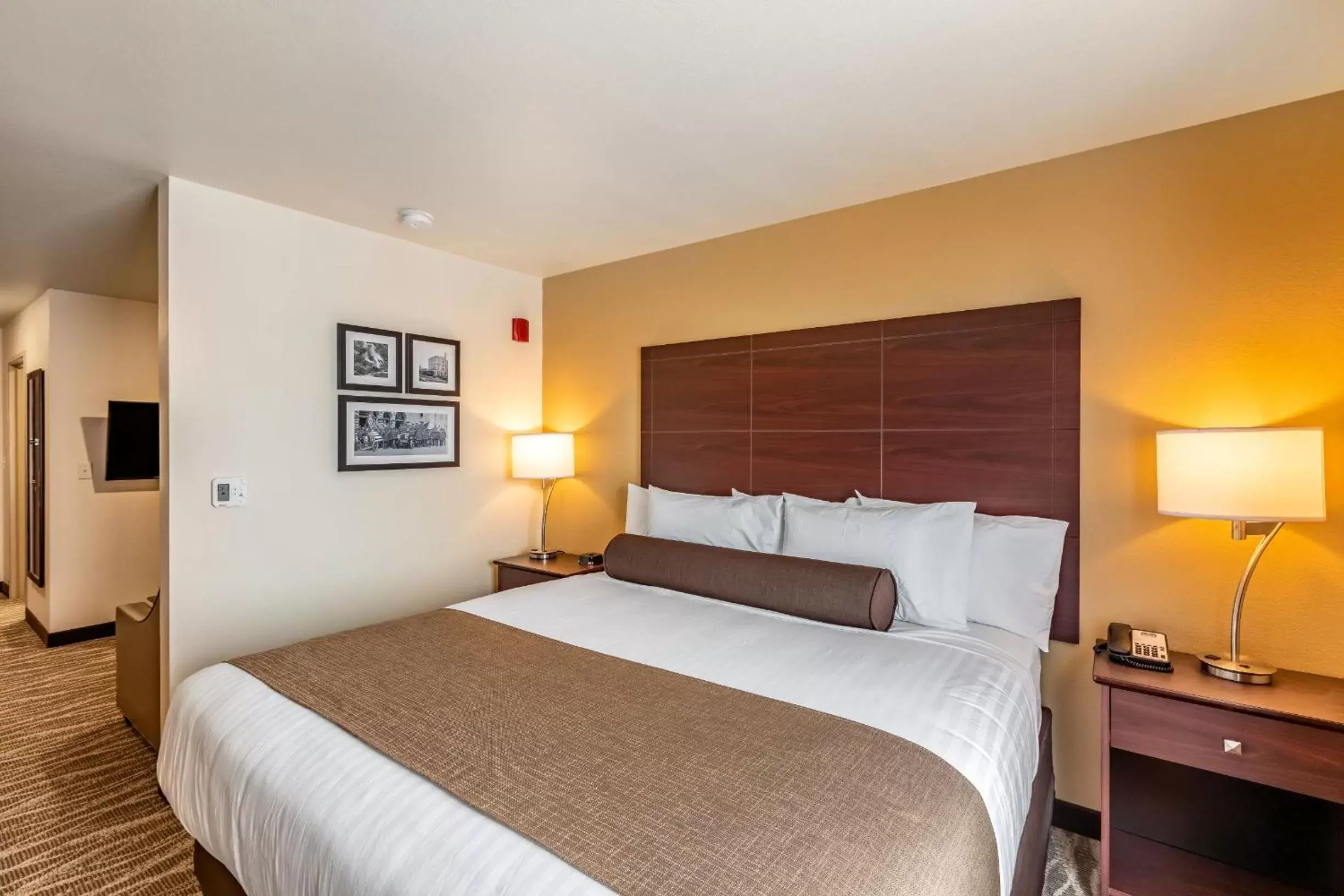 Bed in Cobblestone Hotel & Suites Hartford