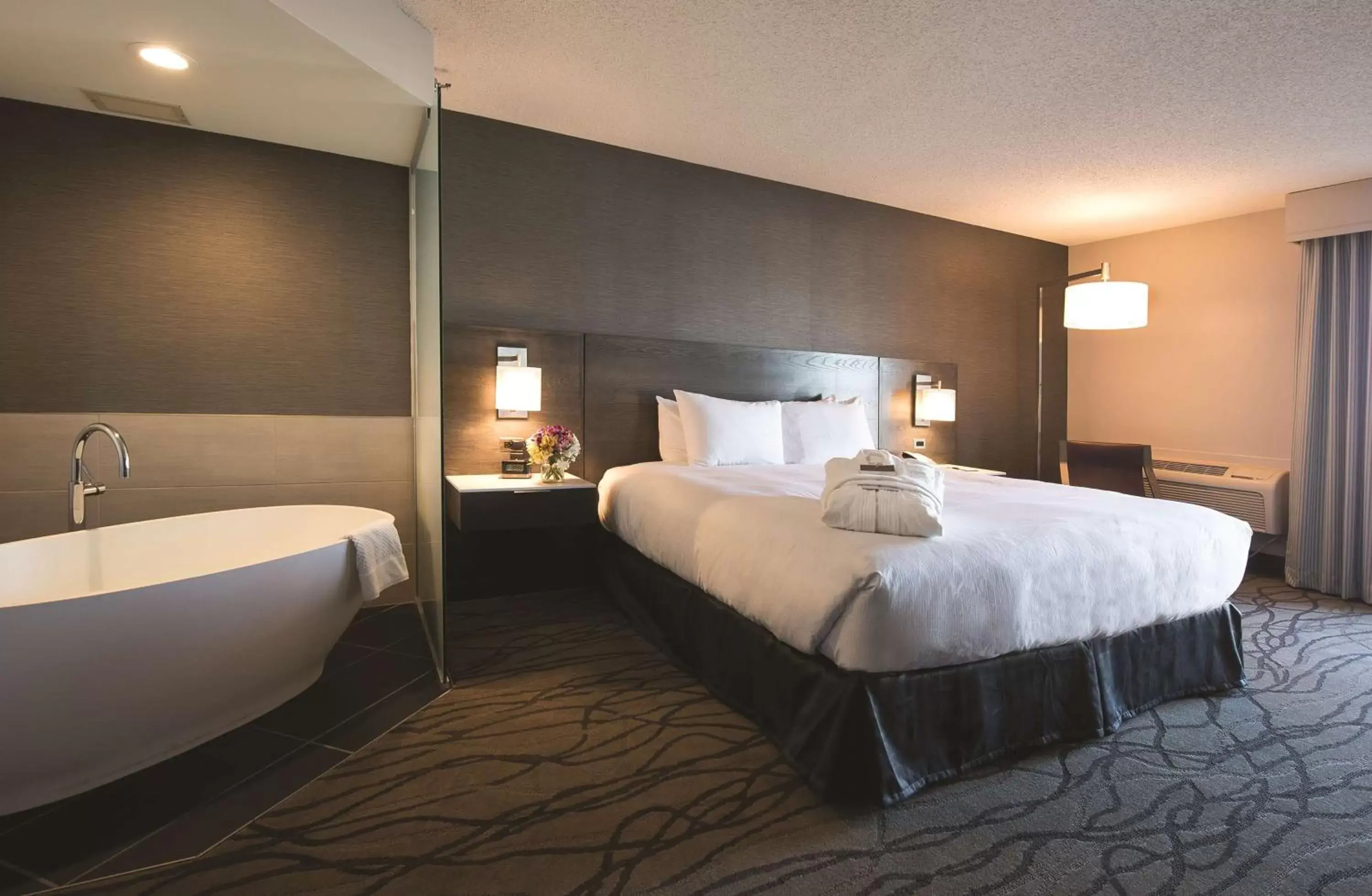 Bathroom, Bed in DoubleTree by Hilton Racine Harbourwalk