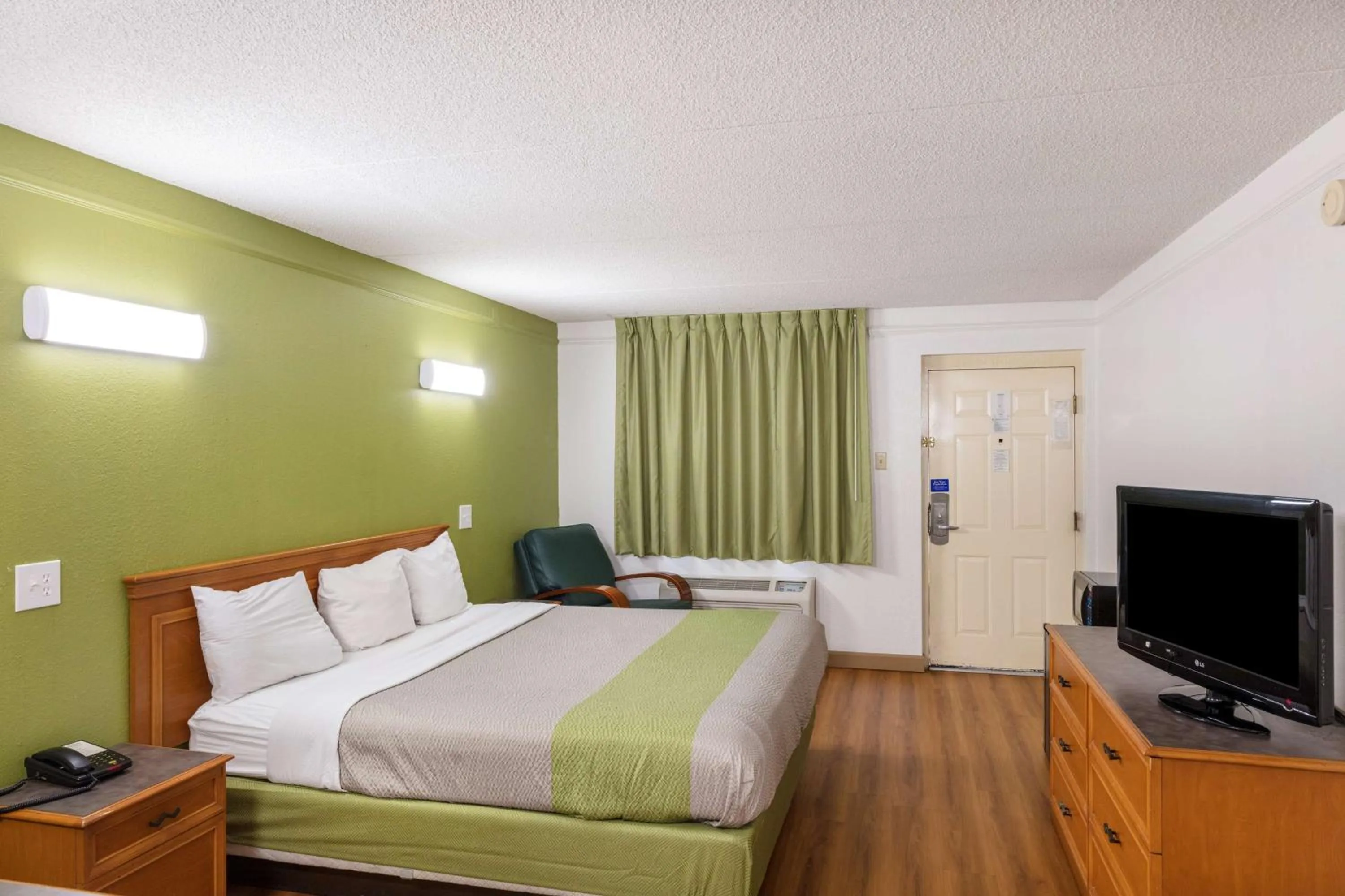 Photo of the whole room, Bed in Motel 6-Knoxville, TN