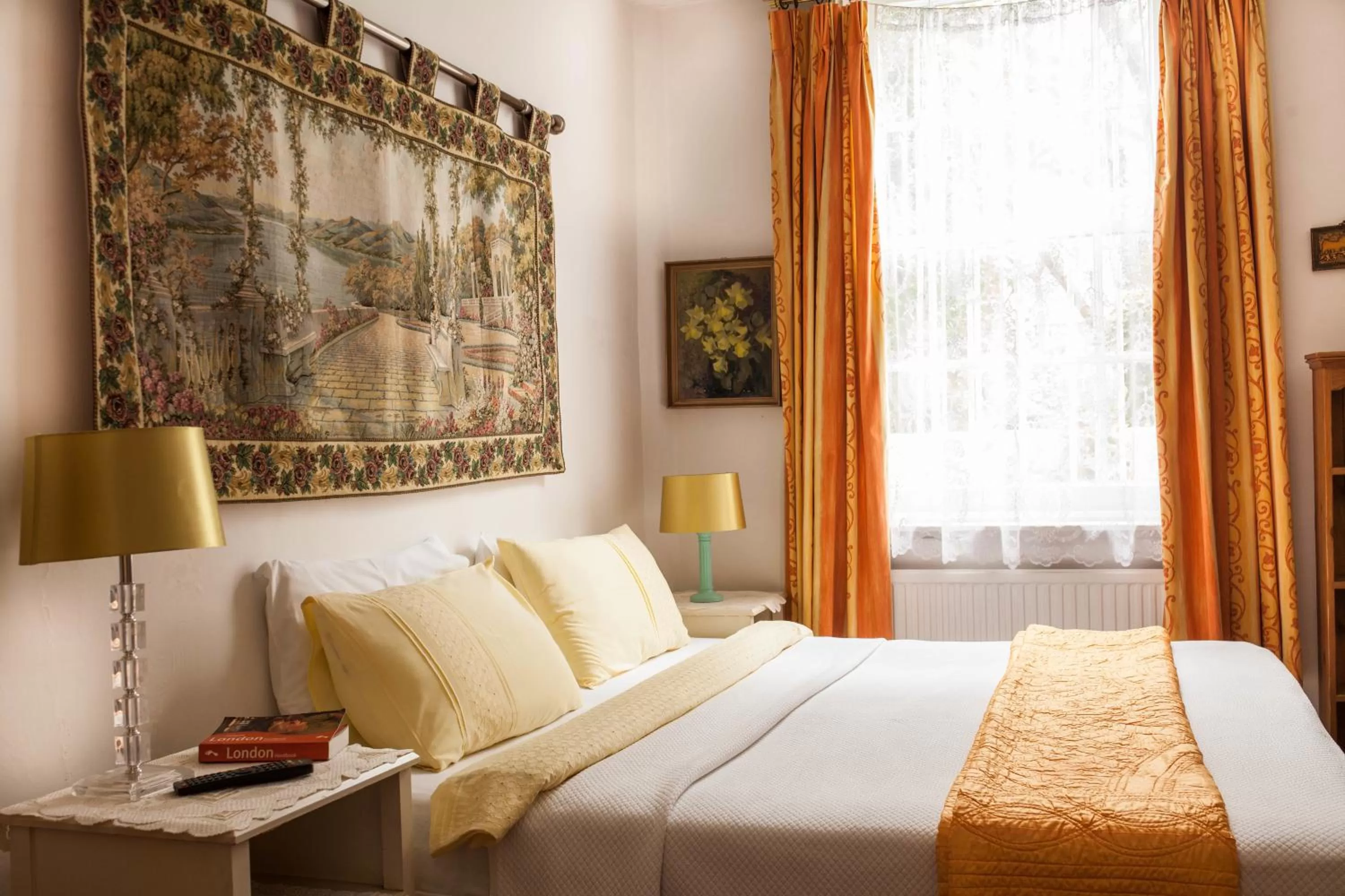 Bedroom, Bed in Dawson Place, Juliette's Bed and Breakfast