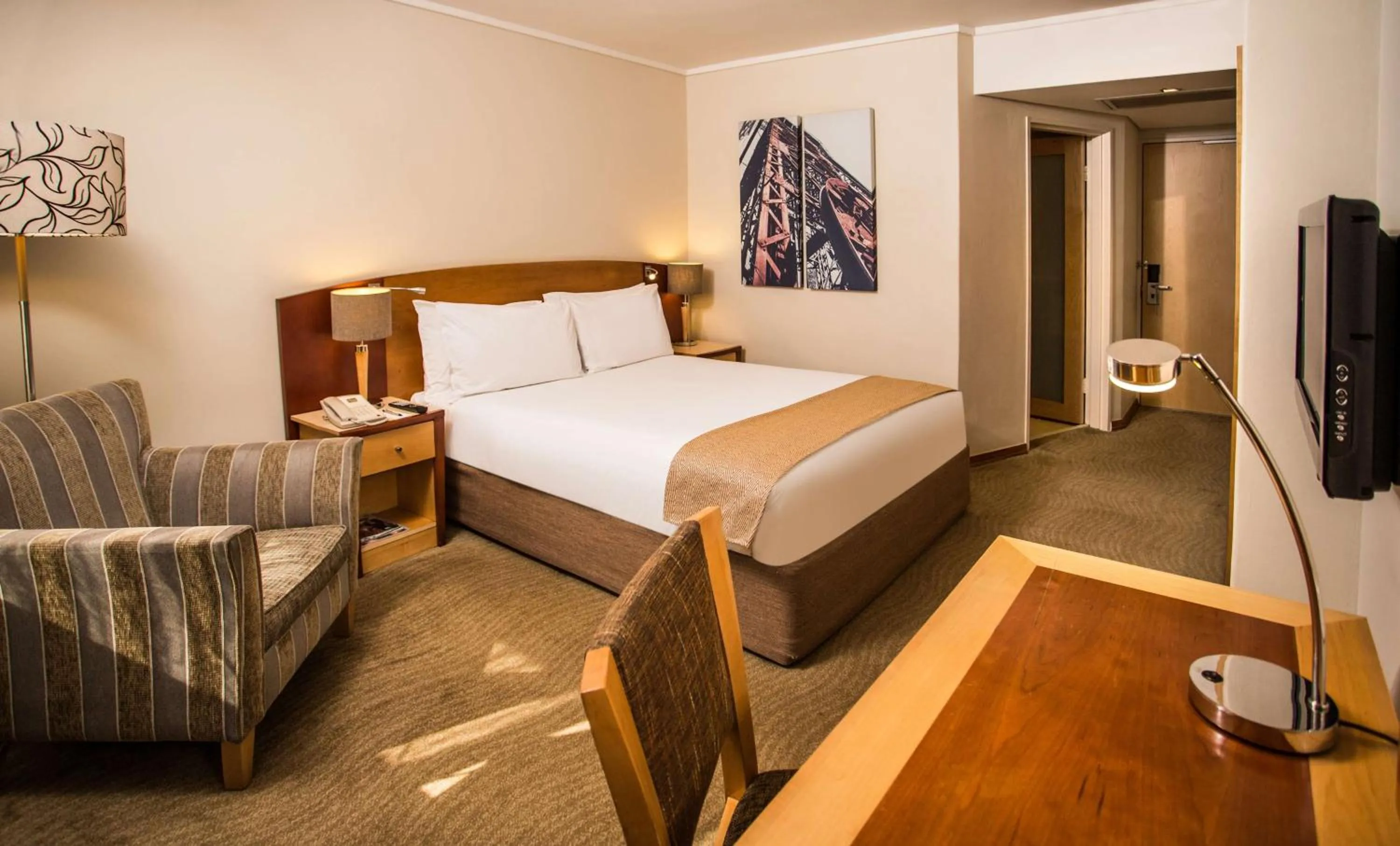 Photo of the whole room, Bed in Garden Court Eastgate