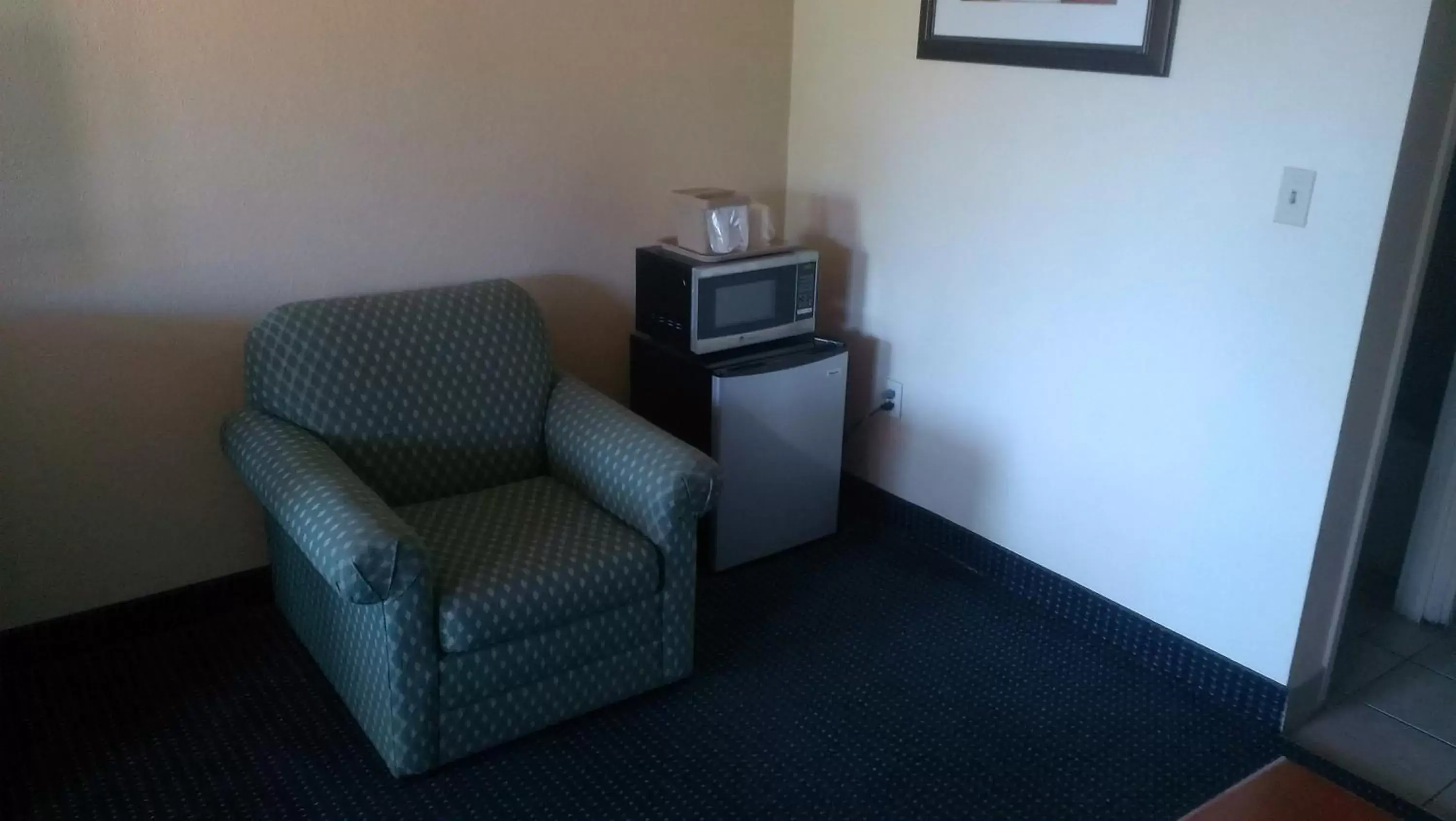 Seating Area in Red Carpet Inn Norwalk