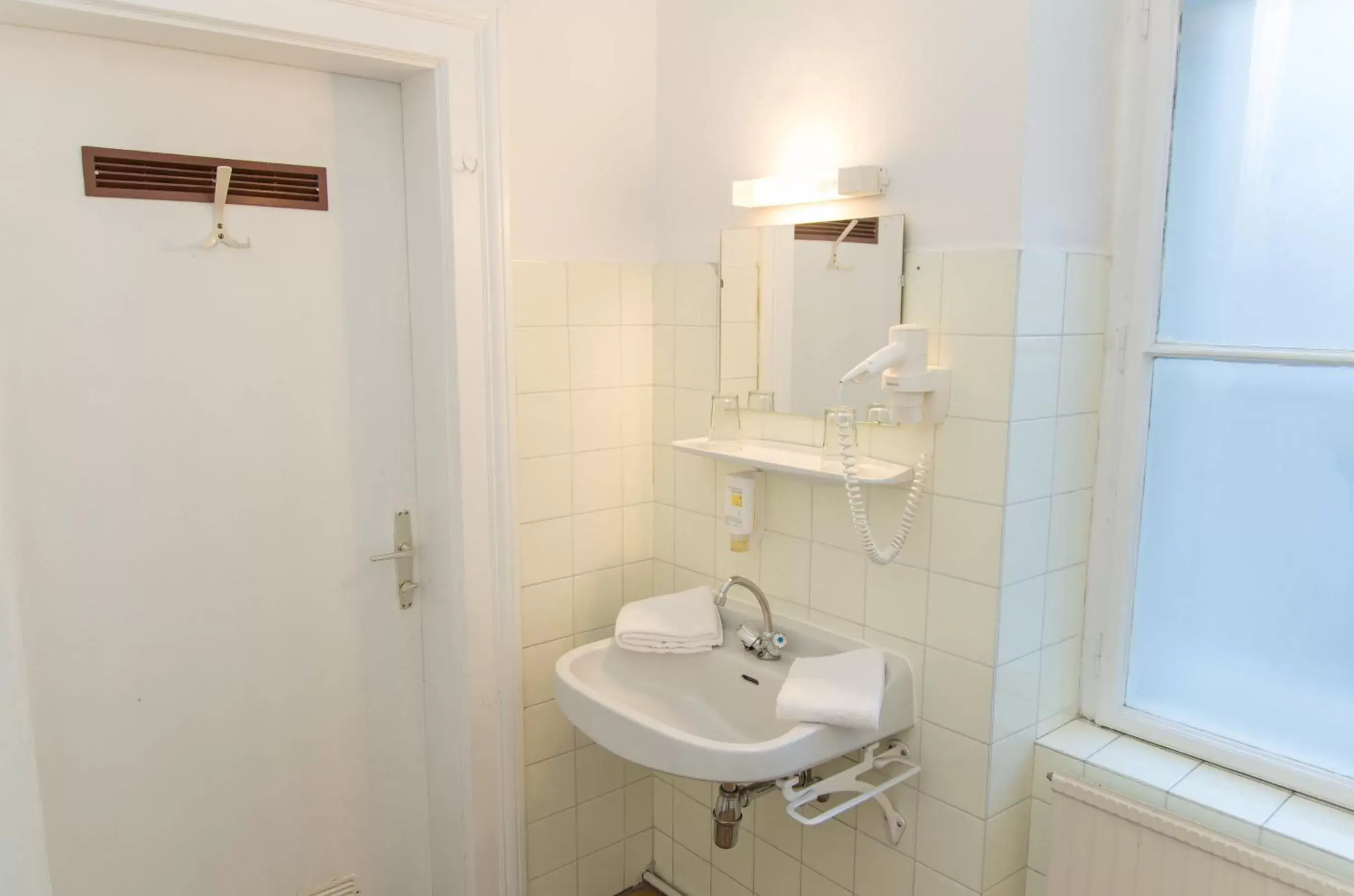 Photo of the whole room, Bathroom in Pension Lehrerhaus