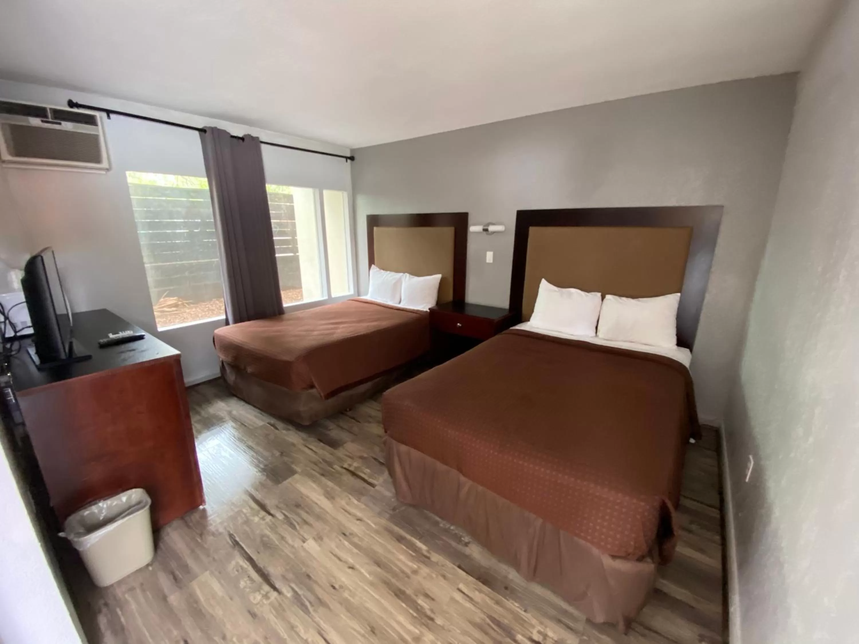 Photo of the whole room, Bed in Tarpon Inn