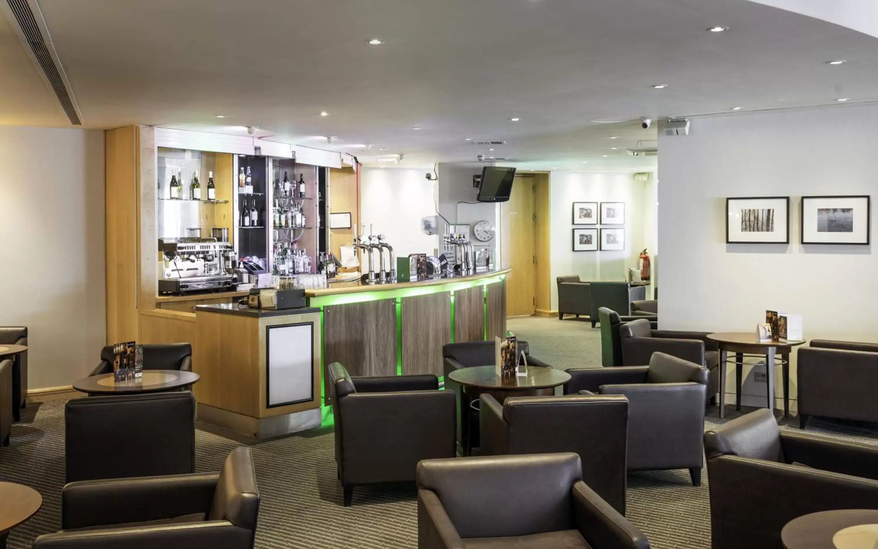 Restaurant/places to eat, Lounge/Bar in Best Western London Heathrow Ariel Hotel