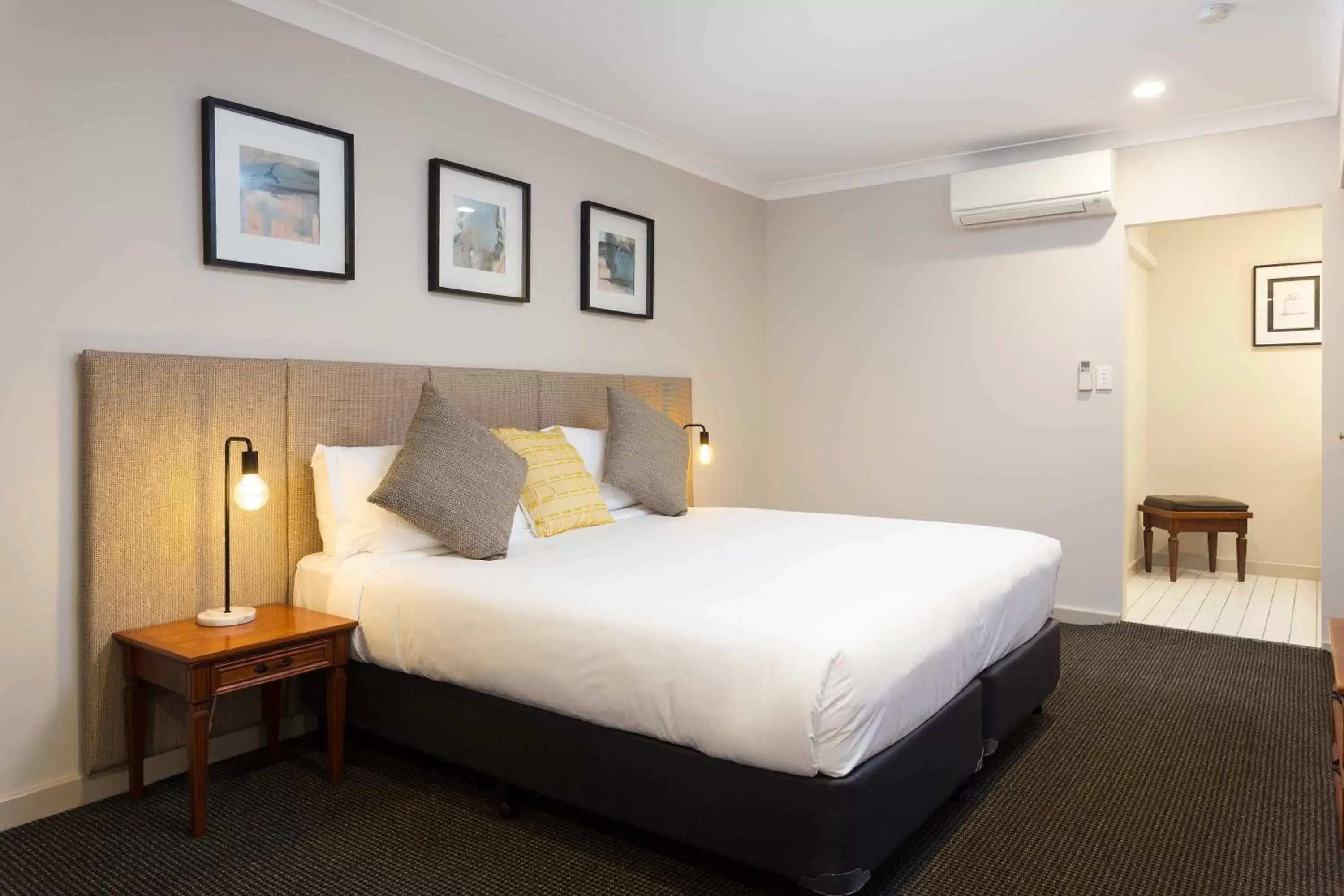 Photo of the whole room, Bed in Brisbane International Virginia
