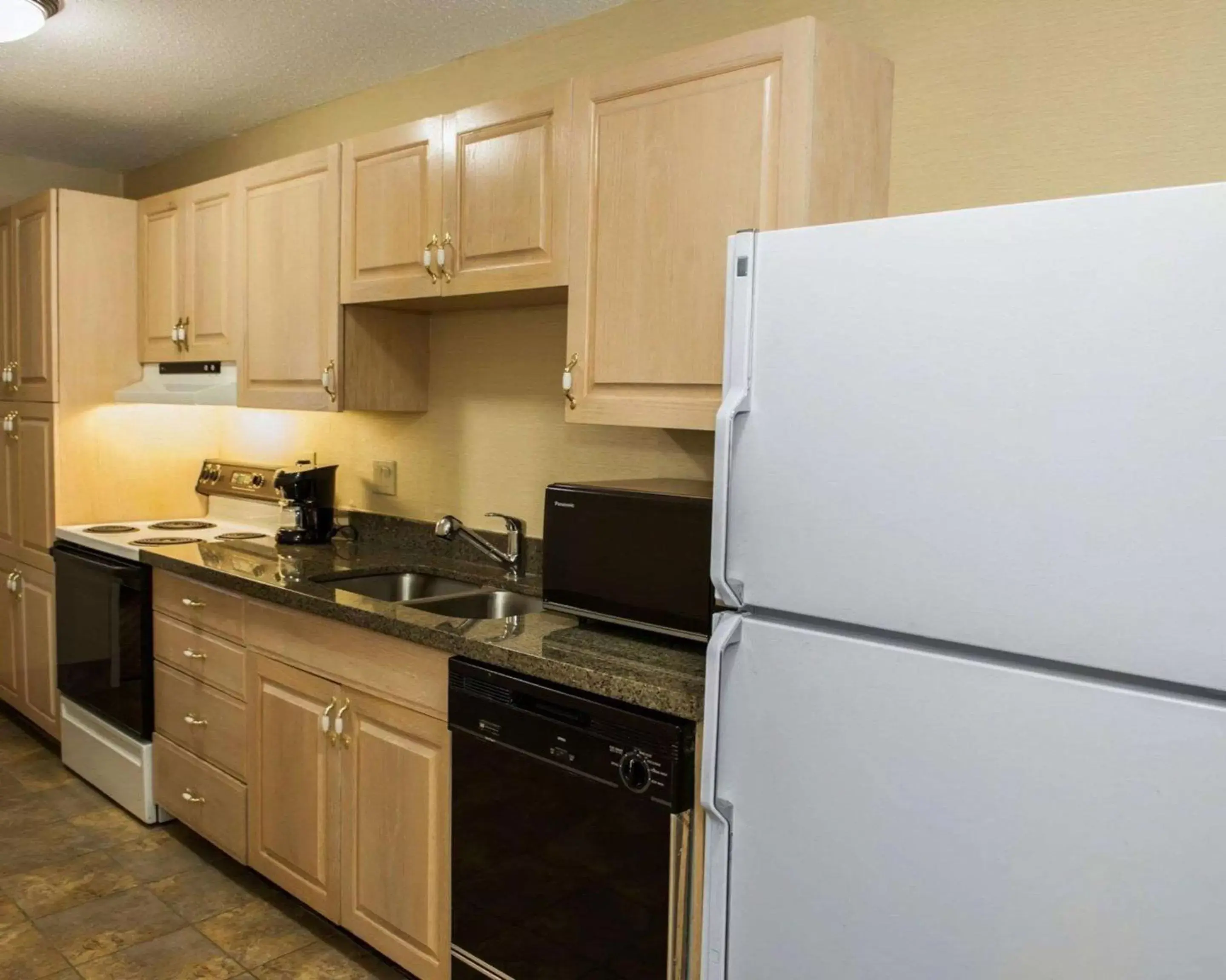 Photo of the whole room, Kitchen/Kitchenette in Quality Inn Franklin I-65