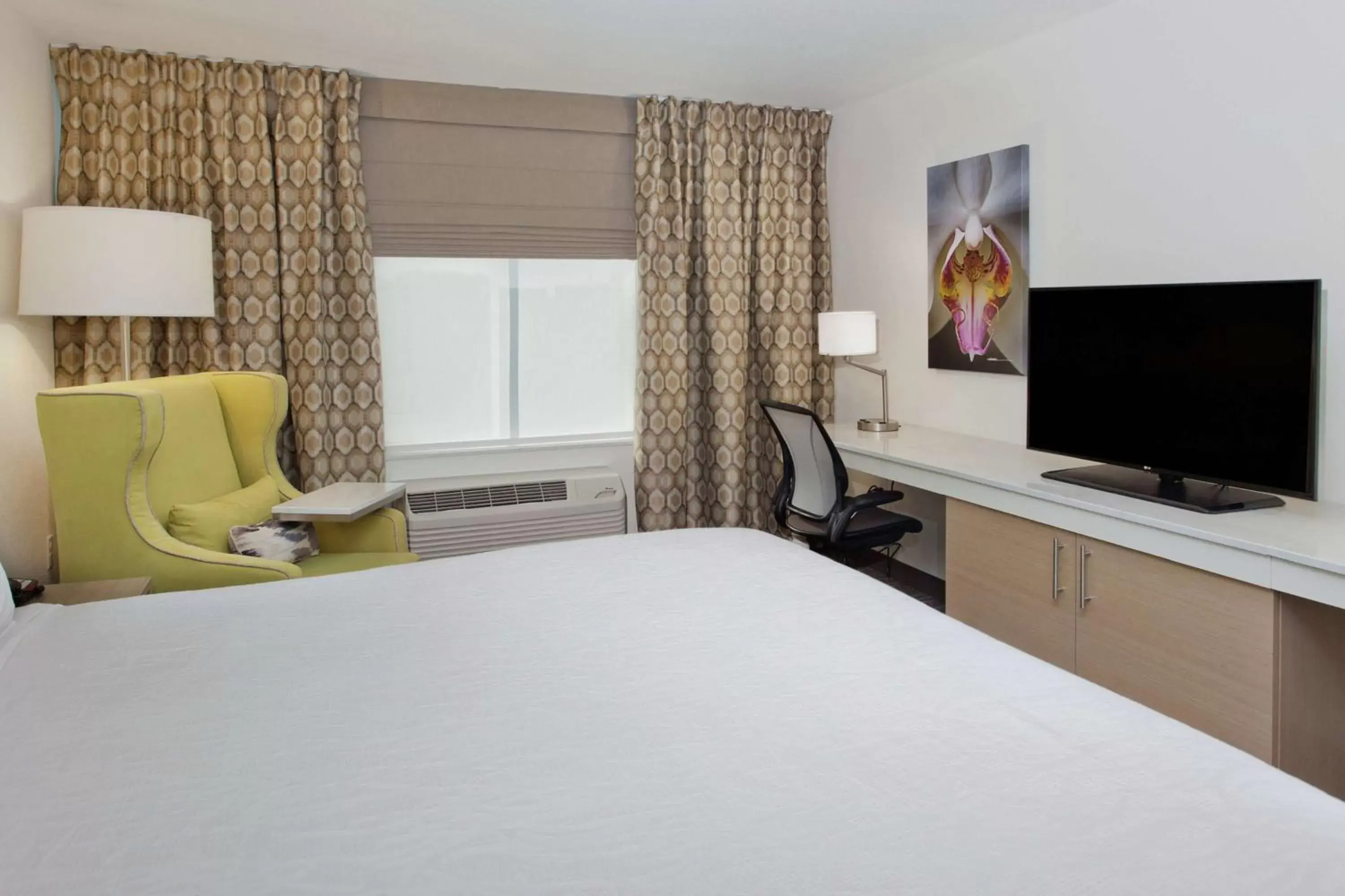 Bedroom, TV/Entertainment Center in Hilton Garden Inn Montgomery - EastChase