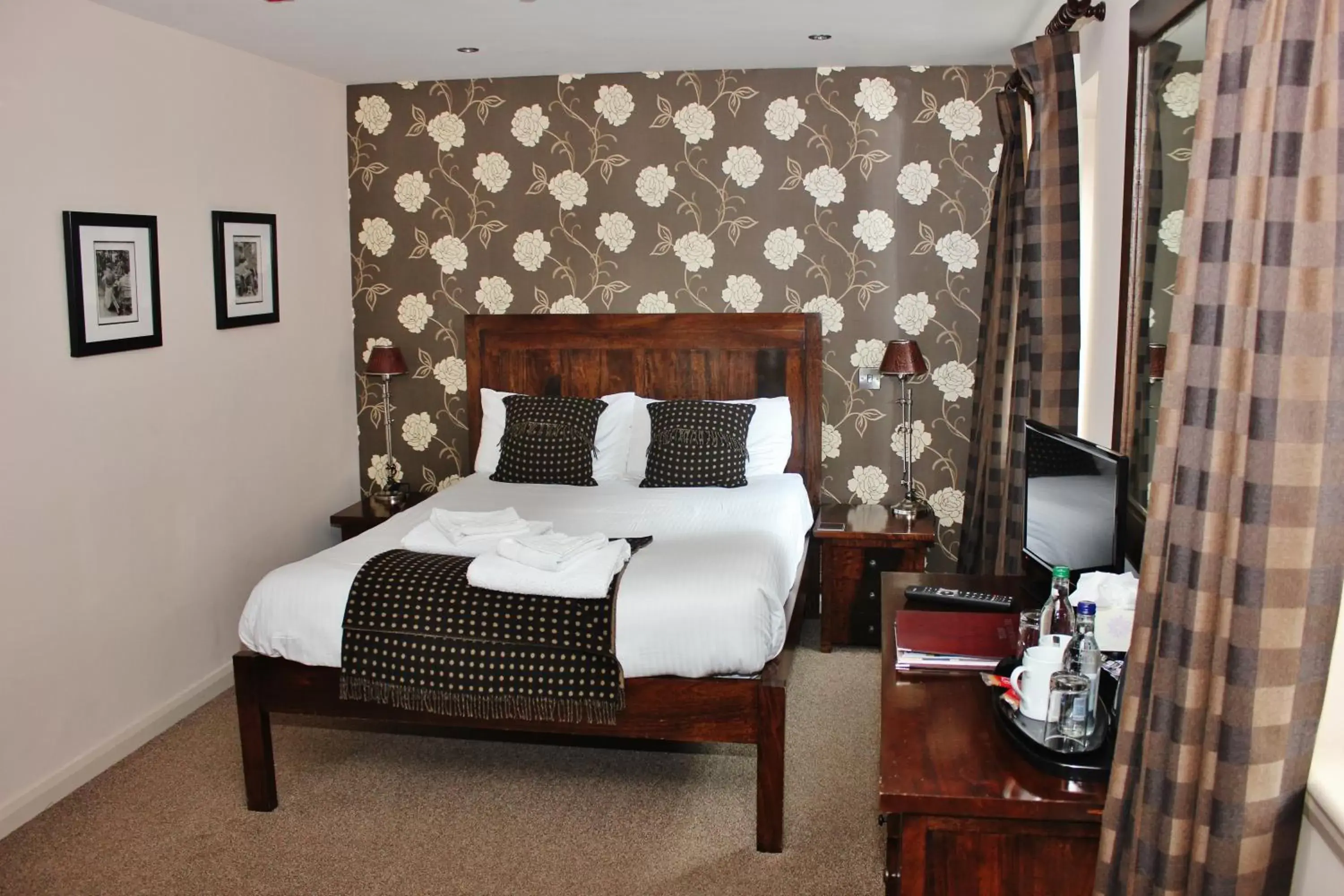 Photo of the whole room, Bed in The Townhouse Hotel