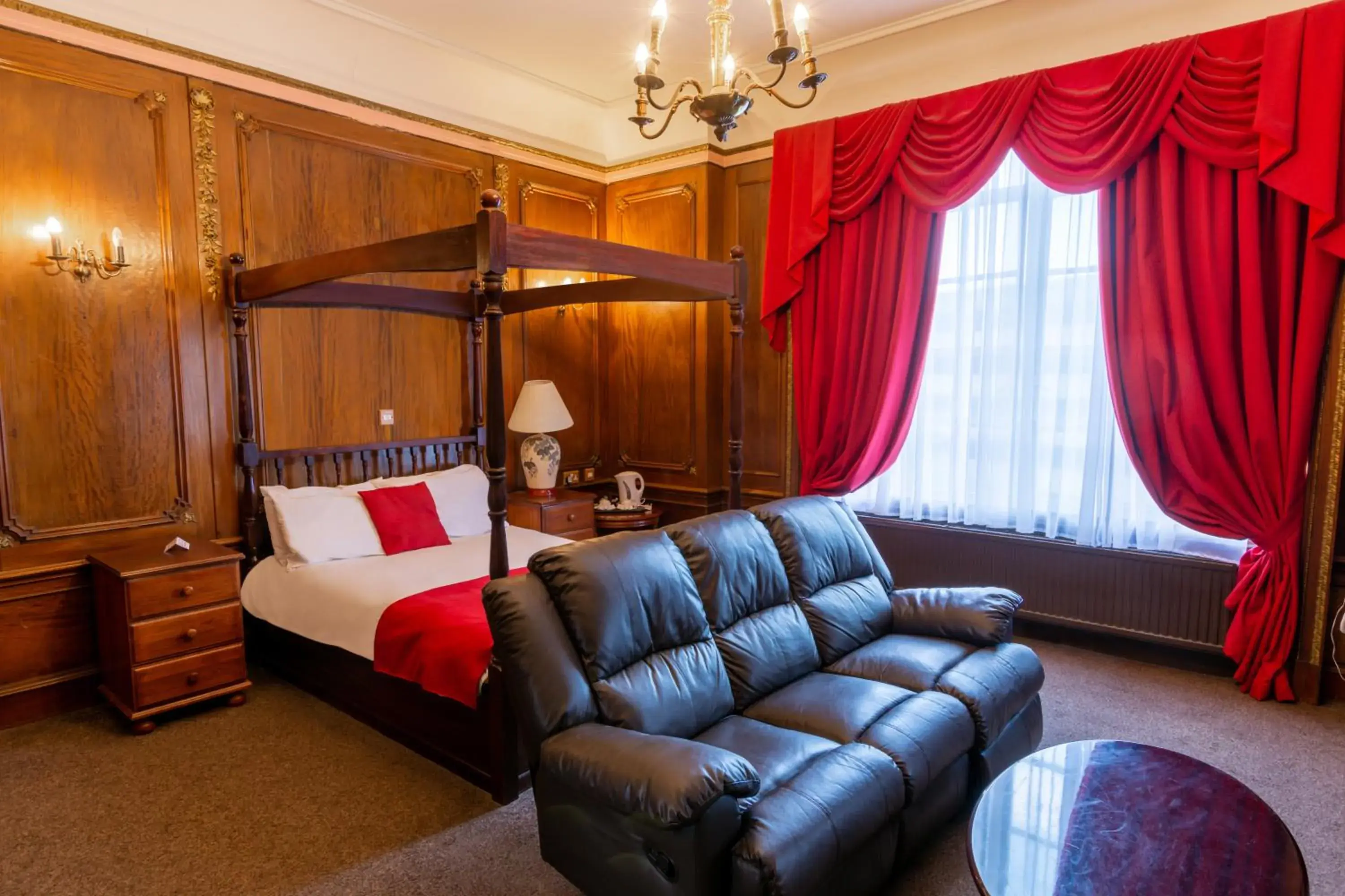 Bed, Seating Area in Adelphi Hotel