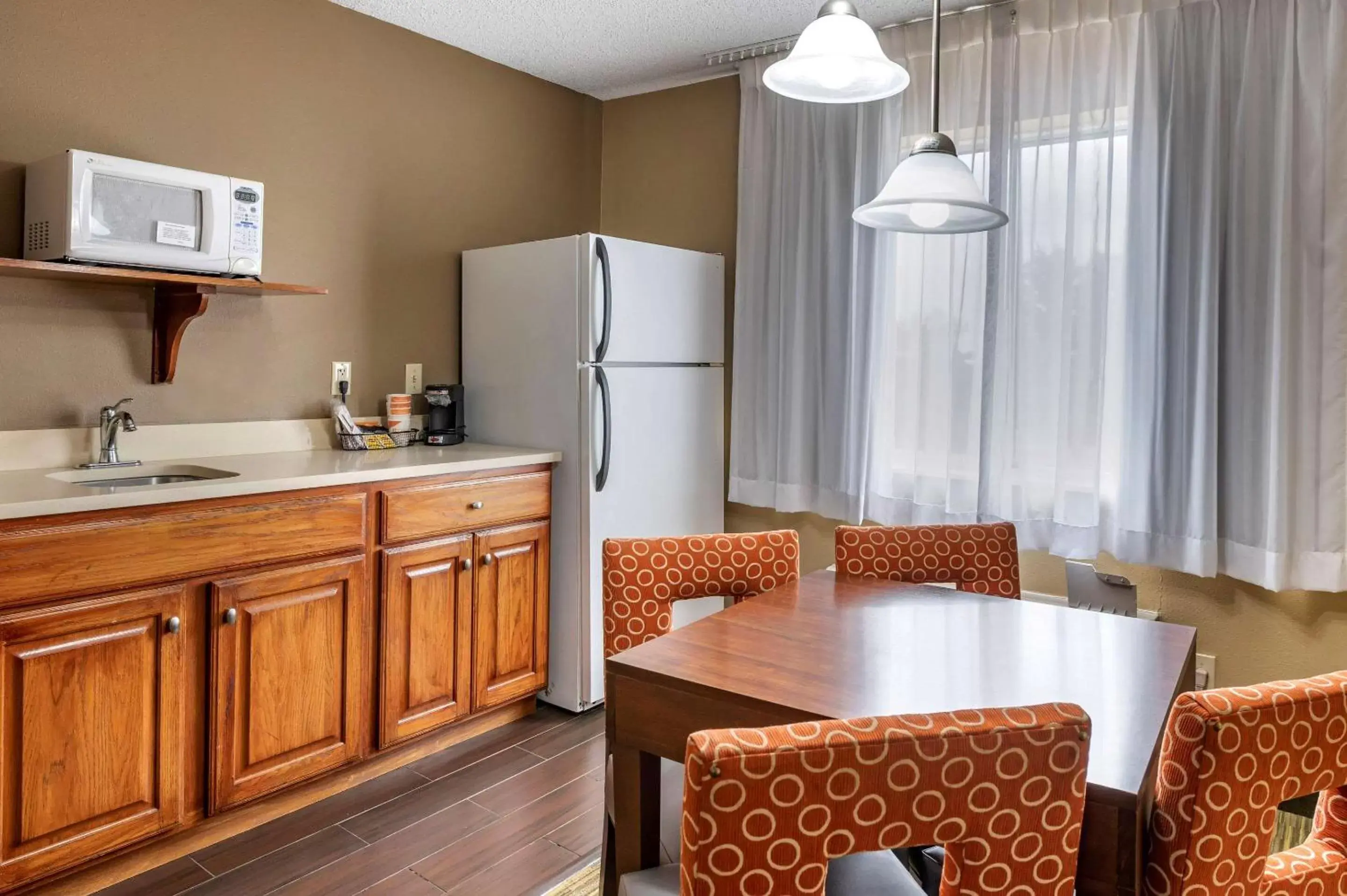 Bedroom, Kitchen/Kitchenette in Comfort Suites North Elkhart