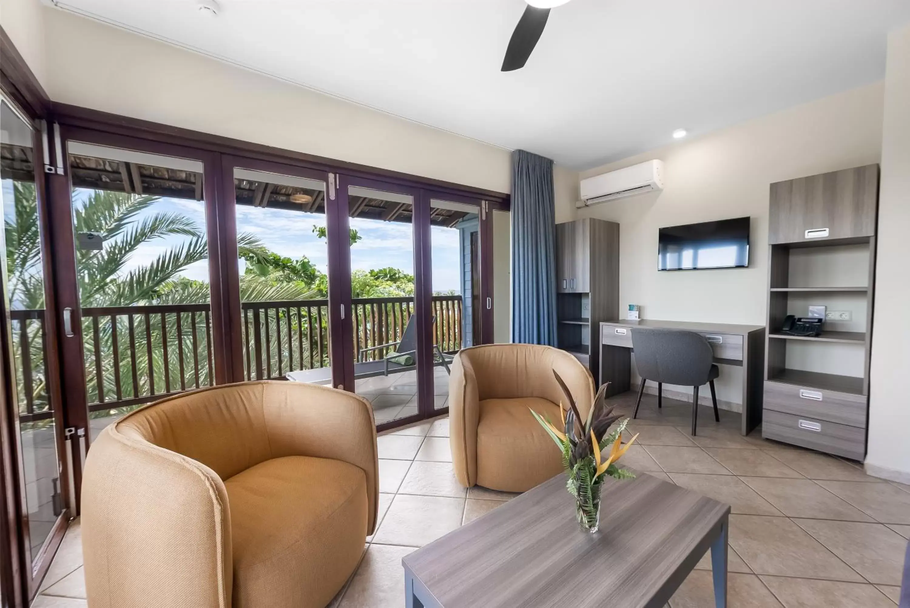 Living room, Seating Area in LionsDive Beach Resort