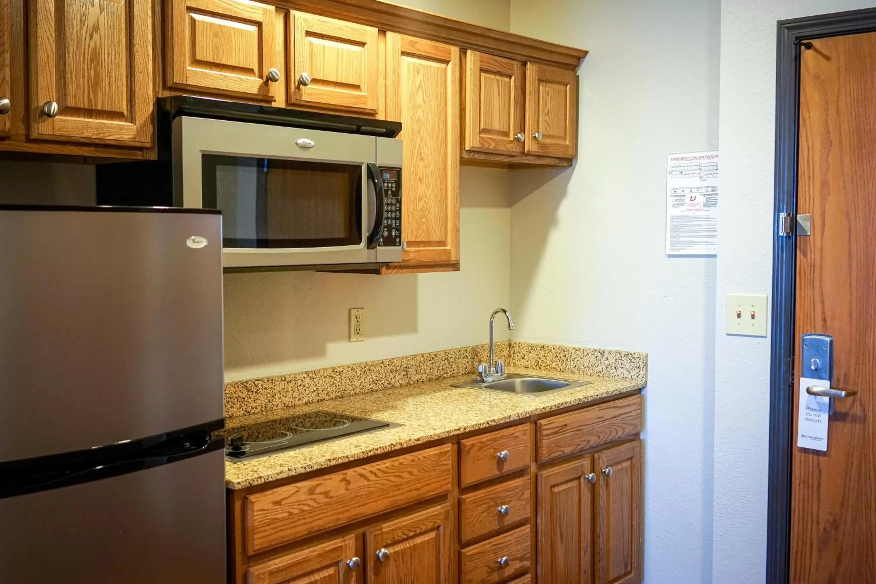 Kitchen or kitchenette, Kitchen/Kitchenette in Best Western Plus Dubuque Hotel and Conference Center