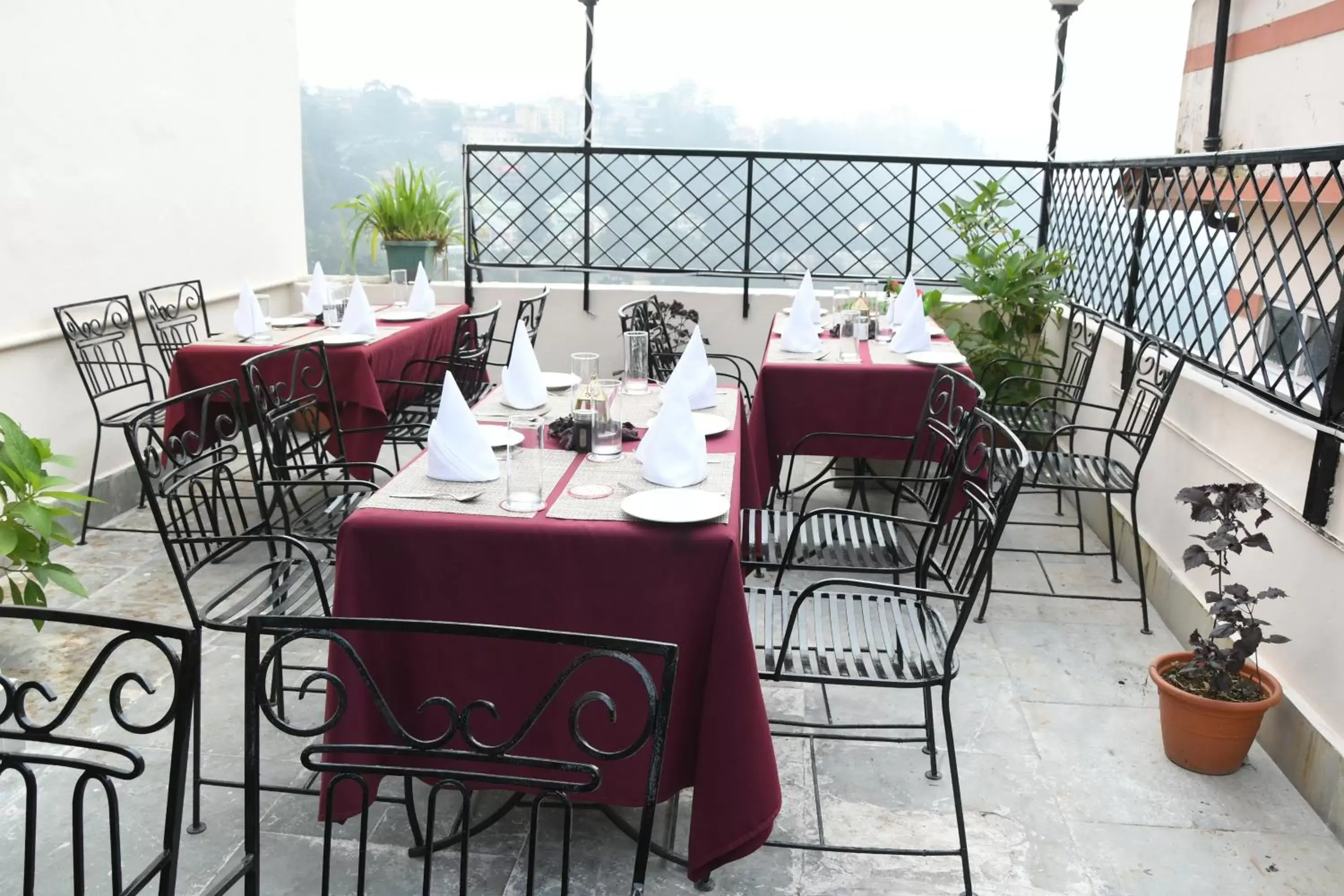 Balcony/Terrace in Auckland Hotel and Restaurant Near Mall Road Balcony/Terrace in Auckland Hotel and Restaurant Near Mall Road