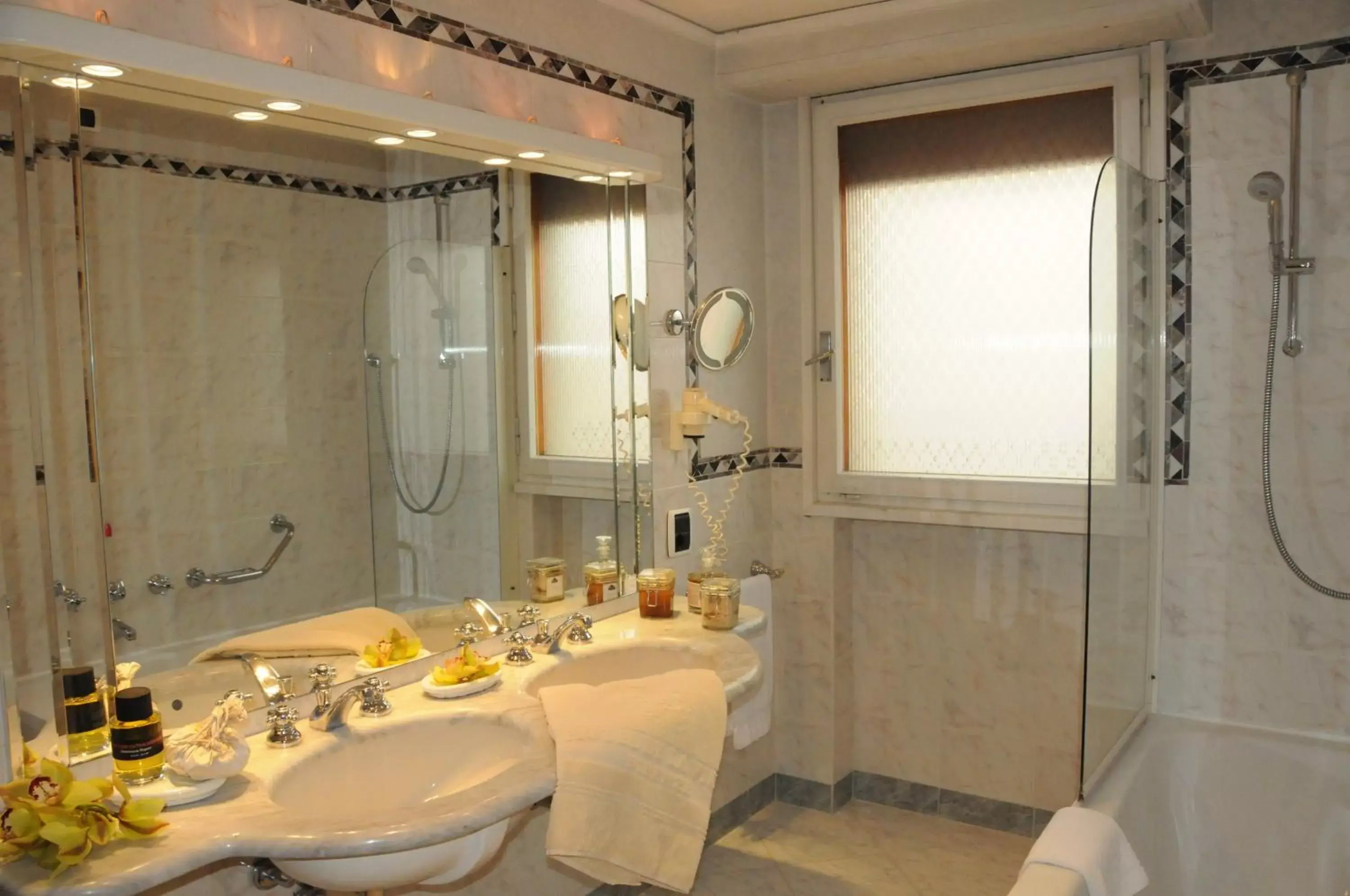Bathroom in Hotel De La Ville