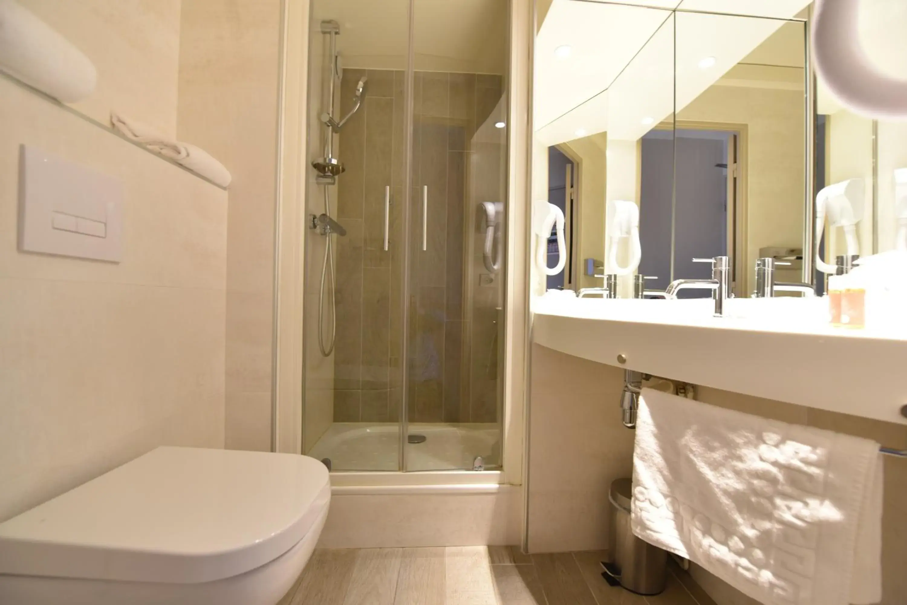 Bathroom in The Originals City, Au Relais Saint-Eloi, Tours (Inter-Hotel)