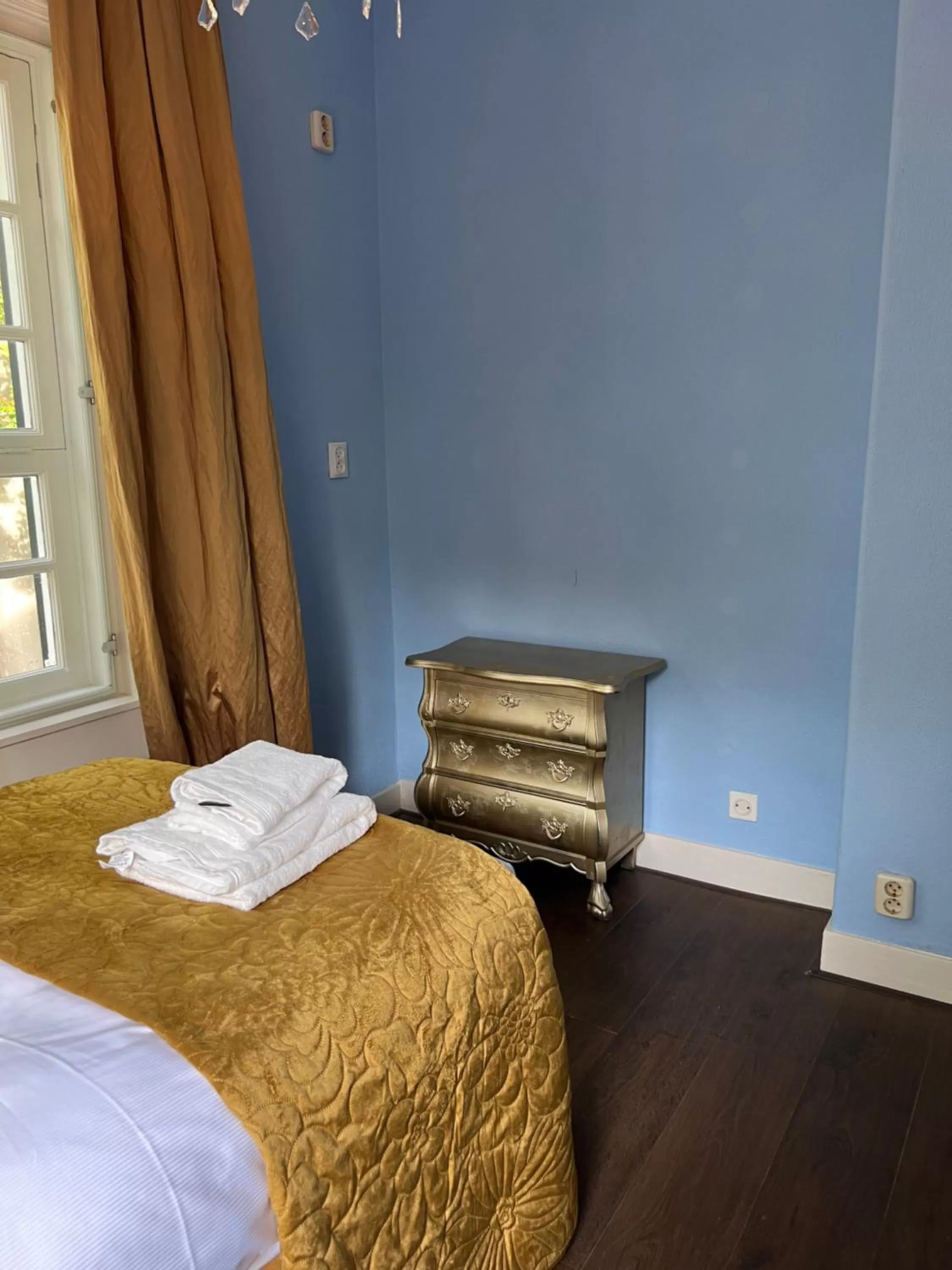 Bed in Cuatre Brass Stay