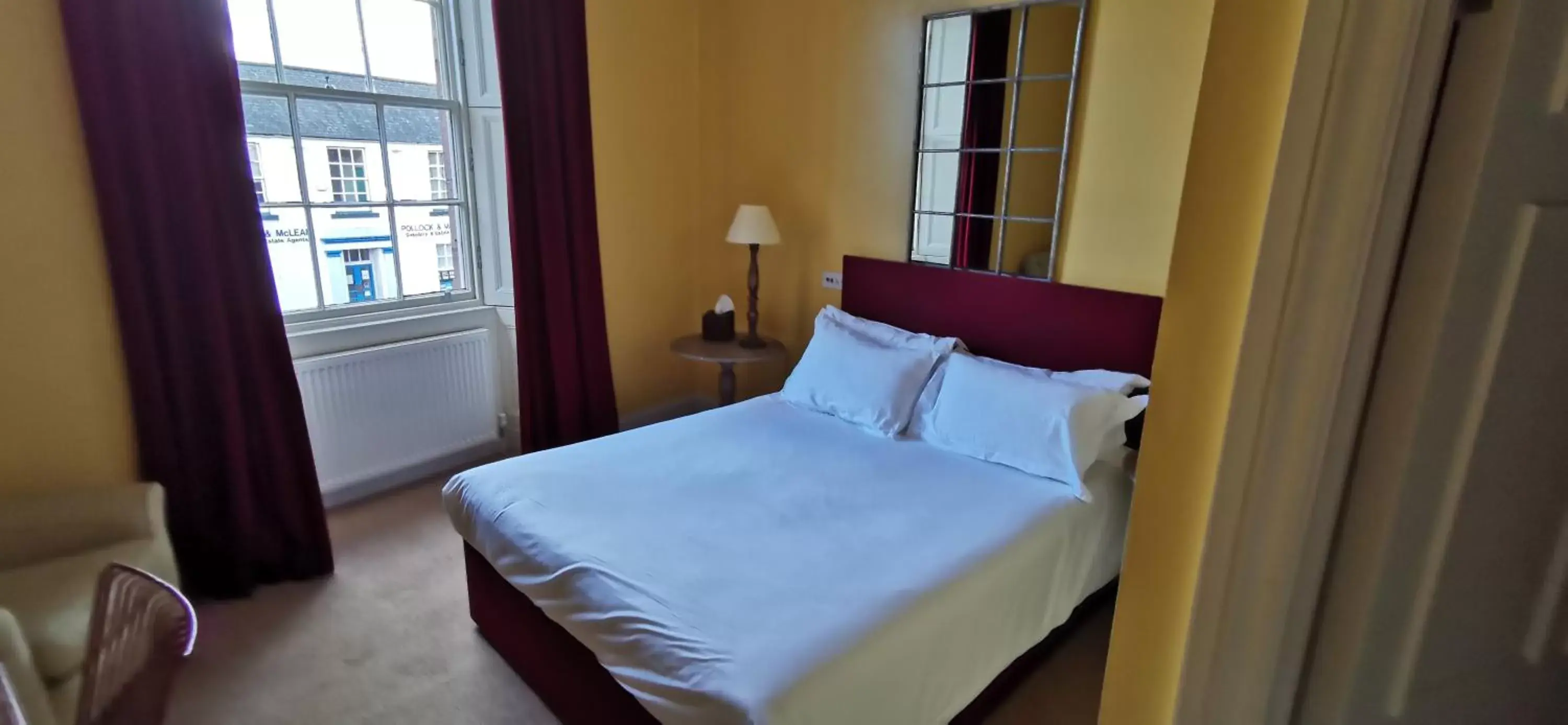 Bedroom, Bed in Buccleuch and Queensberry Arms Hotel