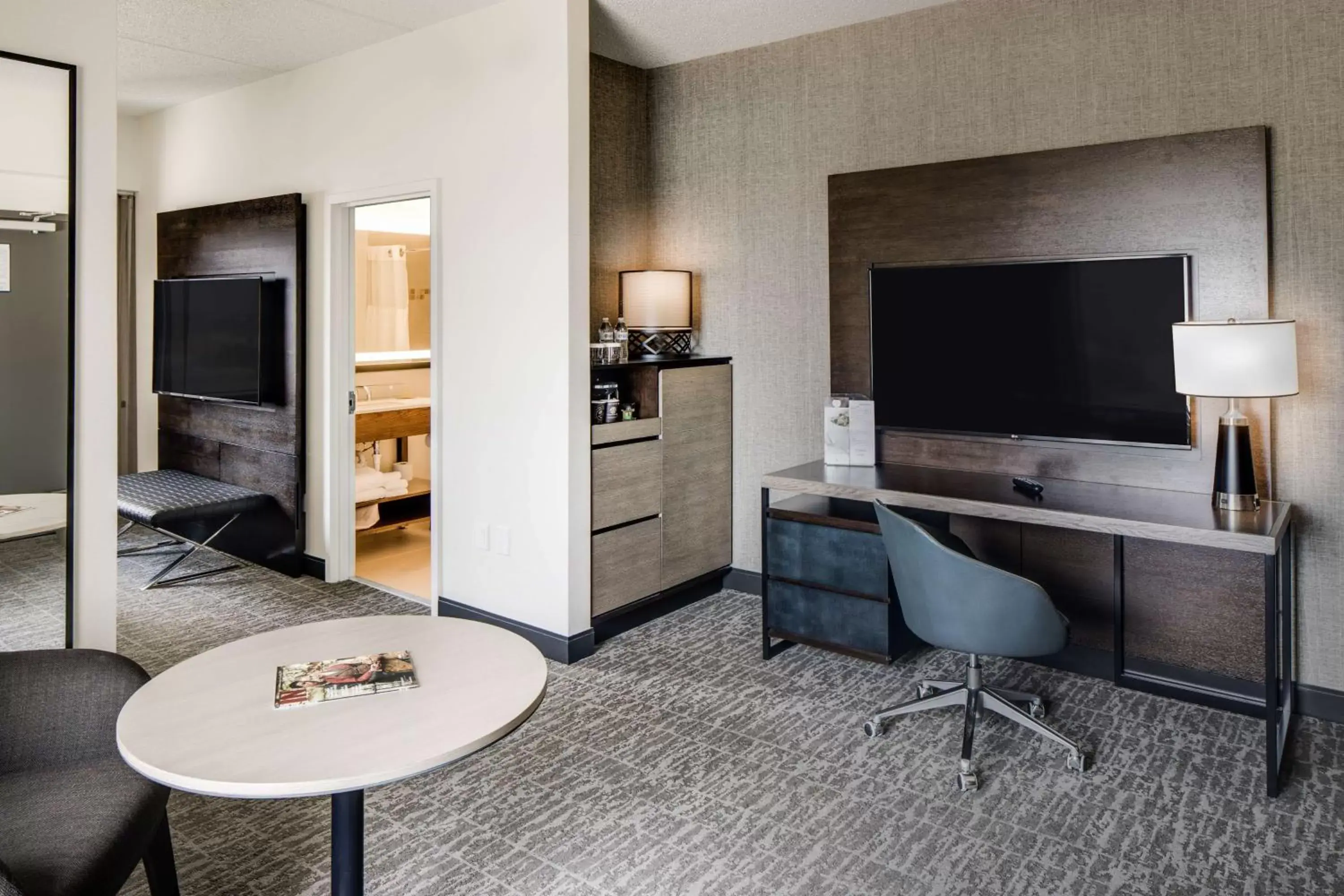 Bedroom, TV/Entertainment Center in DoubleTree by Hilton Hotel & Suites Jersey City