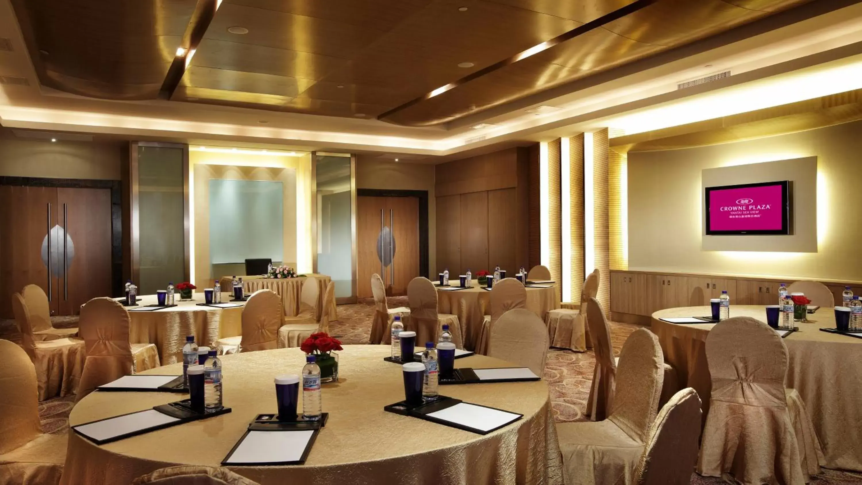 Meeting/conference room, Restaurant/Places to Eat in Crowne Plaza Yantai Sea View, an IHG Hotel