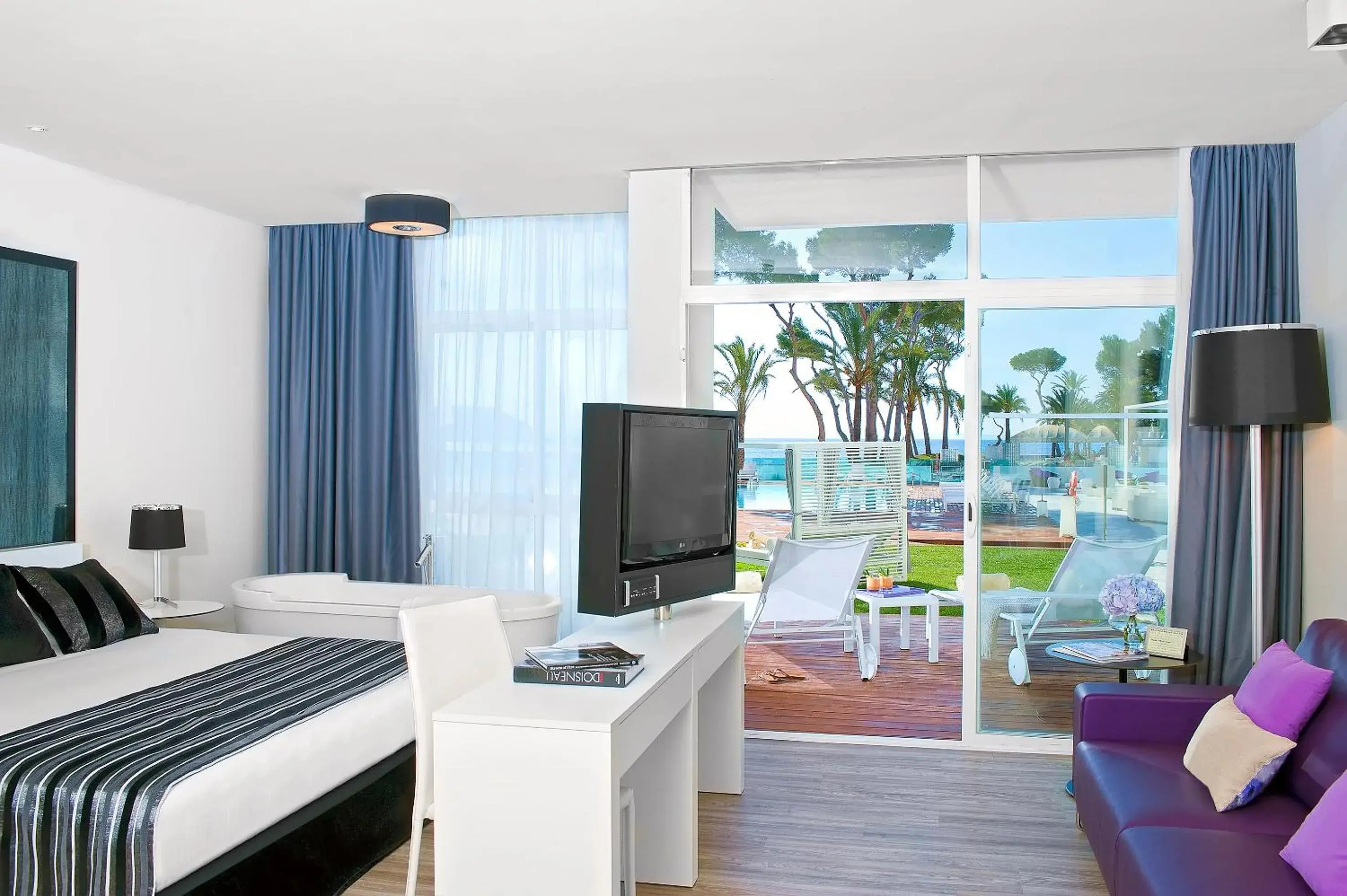 Balcony/Terrace, TV/Entertainment Center in Melia South Beach