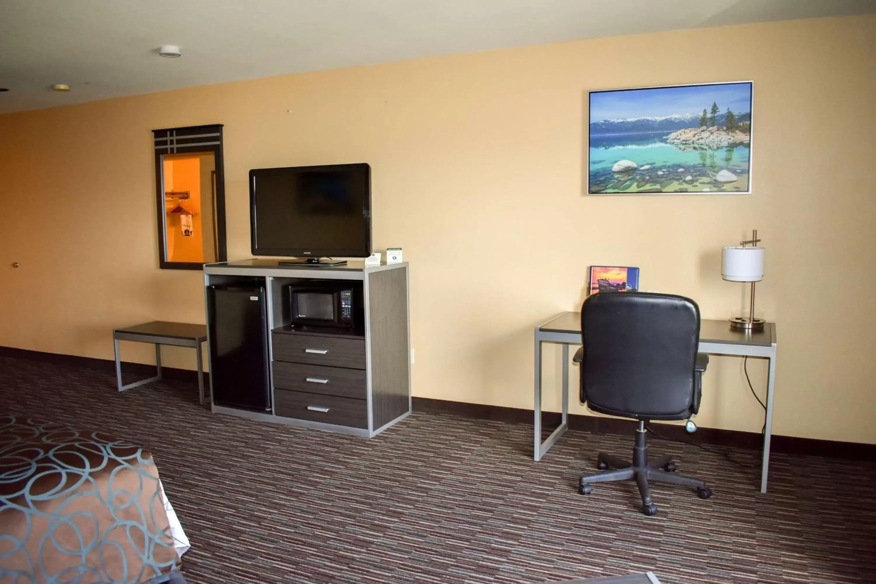 Photo of the whole room, TV/Entertainment Center in Best Western Topaz Lake Inn