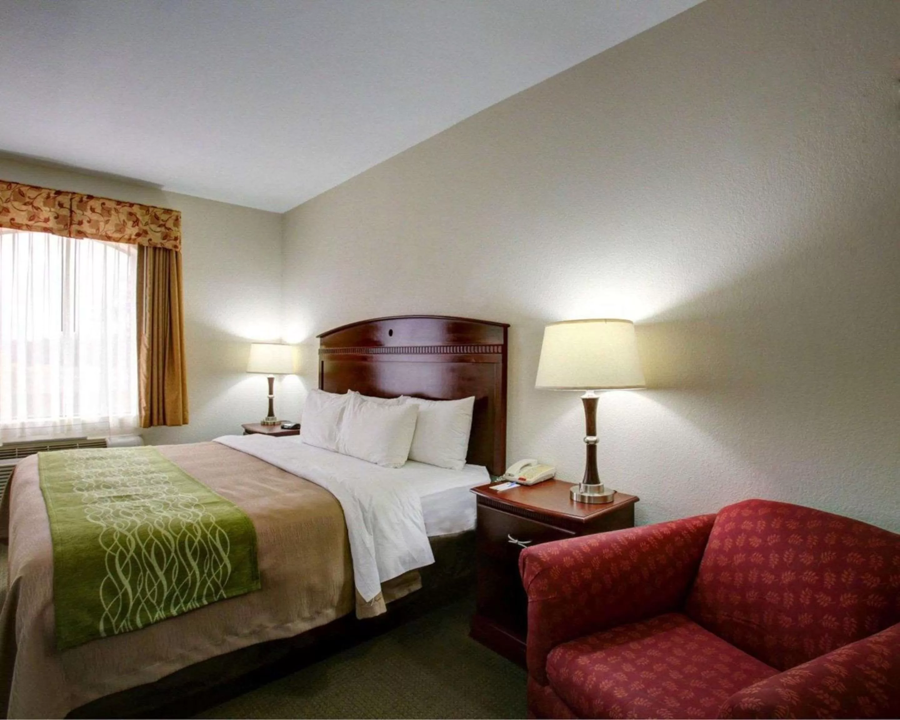 Photo of the whole room, Bed in Quality Inn Rockdale