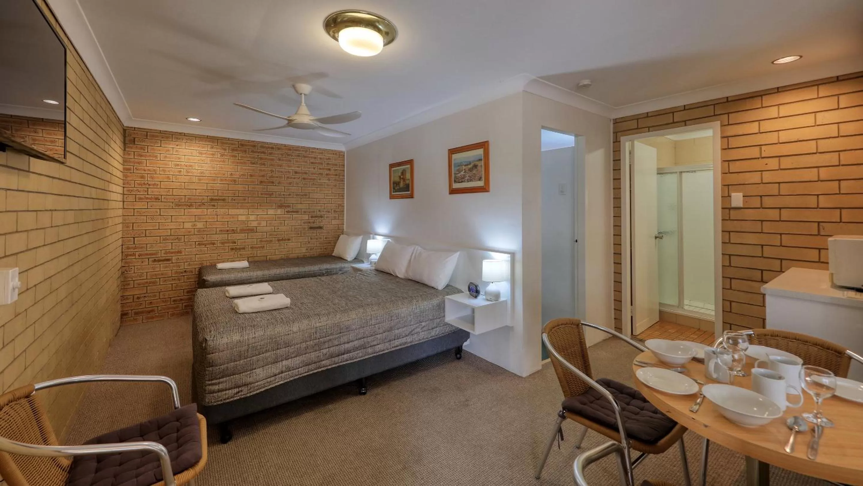 Bed in Gunsynd Motor Inn