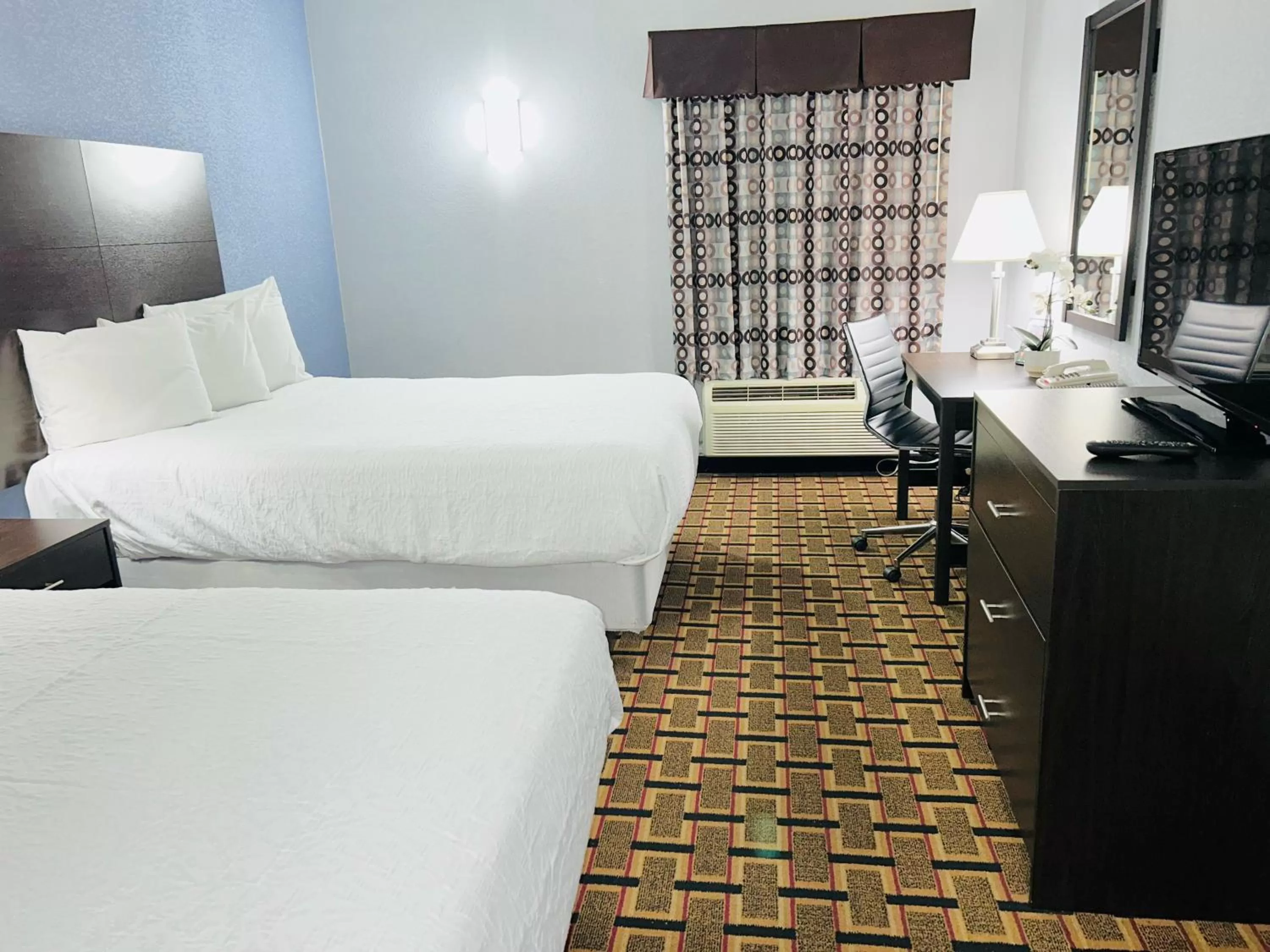 Bedroom, Bed in Days Inn by Wyndham, Glen Allen - Richmond North