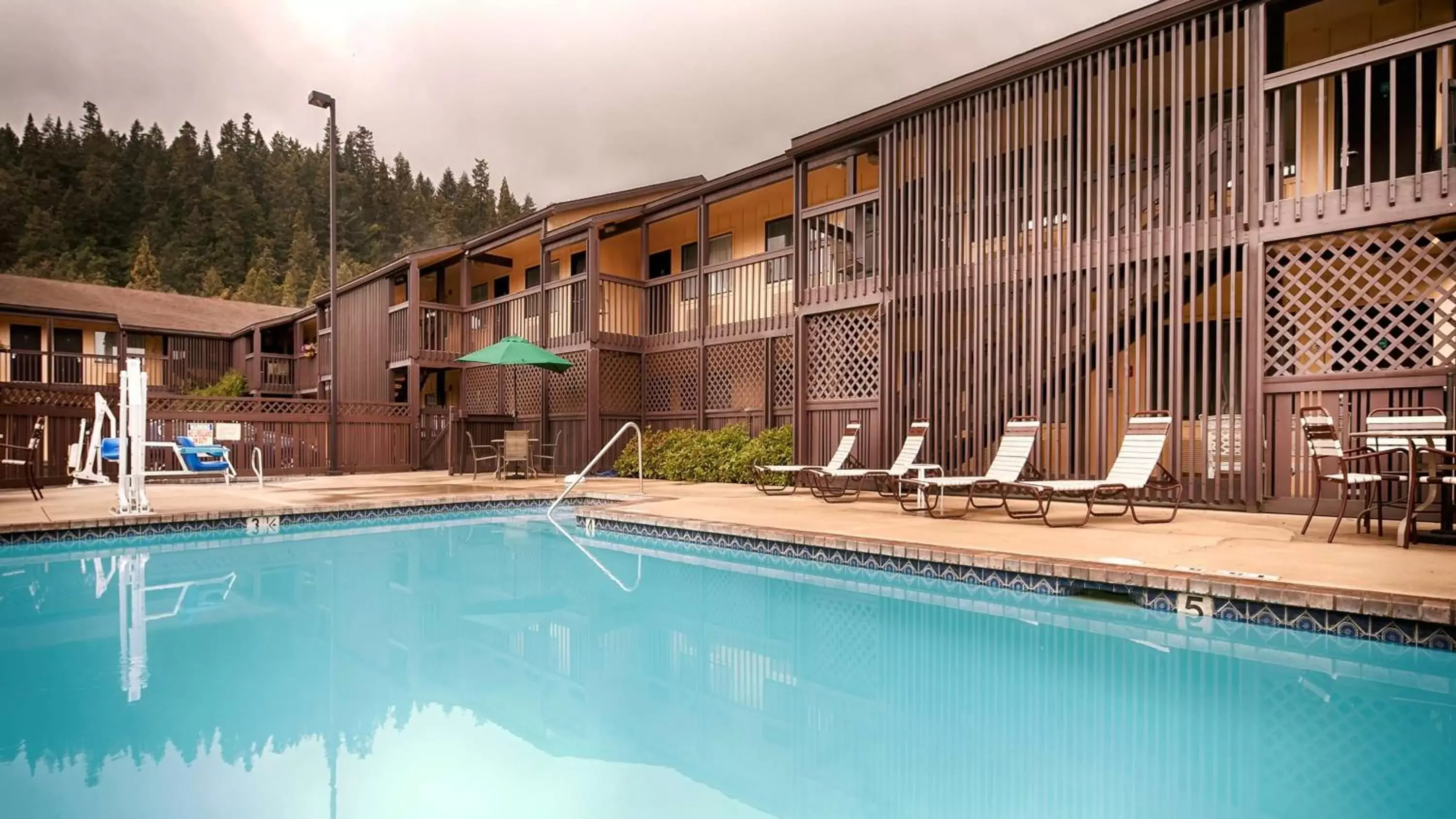 Swimming Pool in Oakridge Inn & Suites