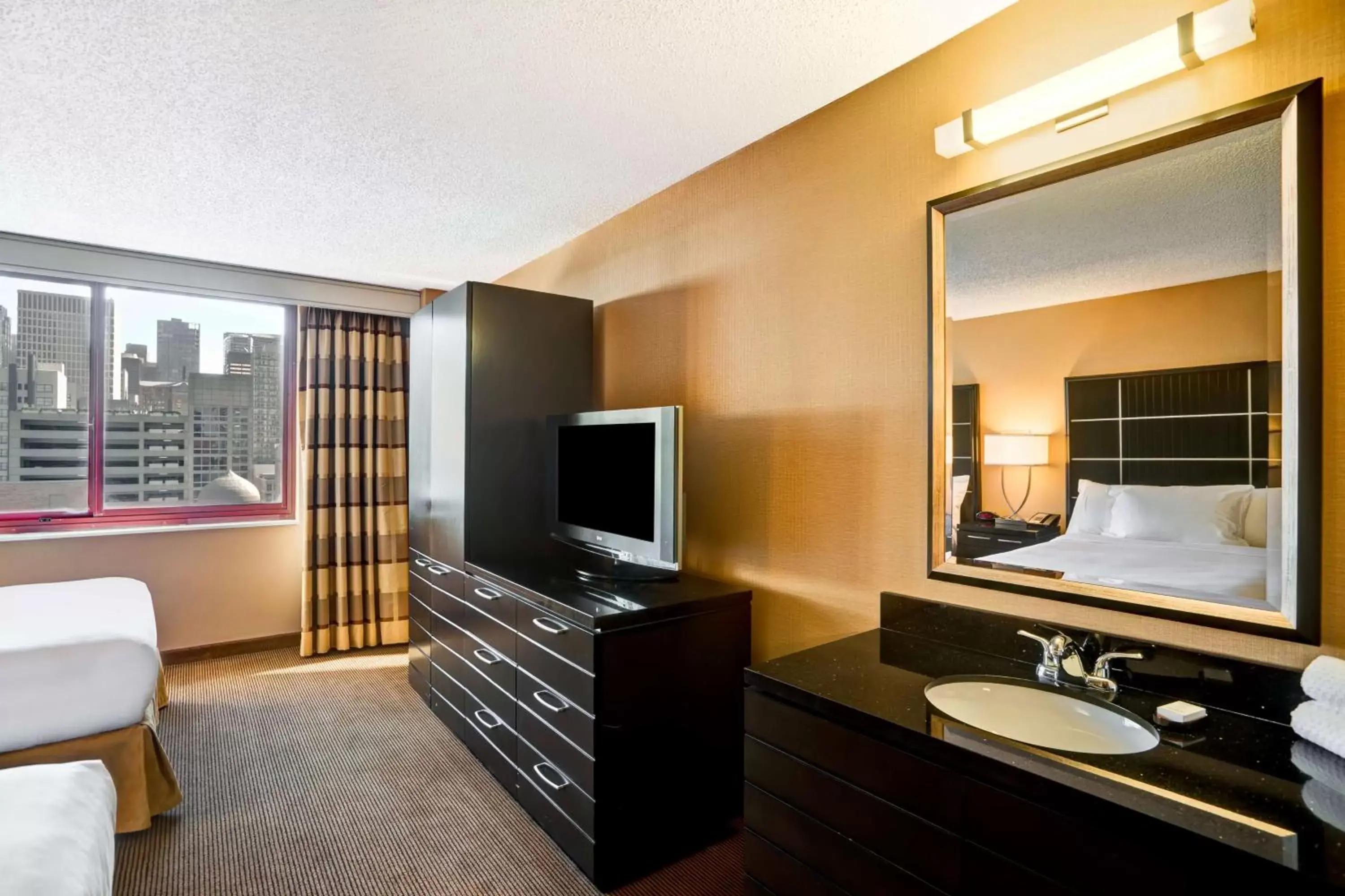 Kitchen or kitchenette, TV/Entertainment Center in Embassy Suites Chicago - Downtown River North