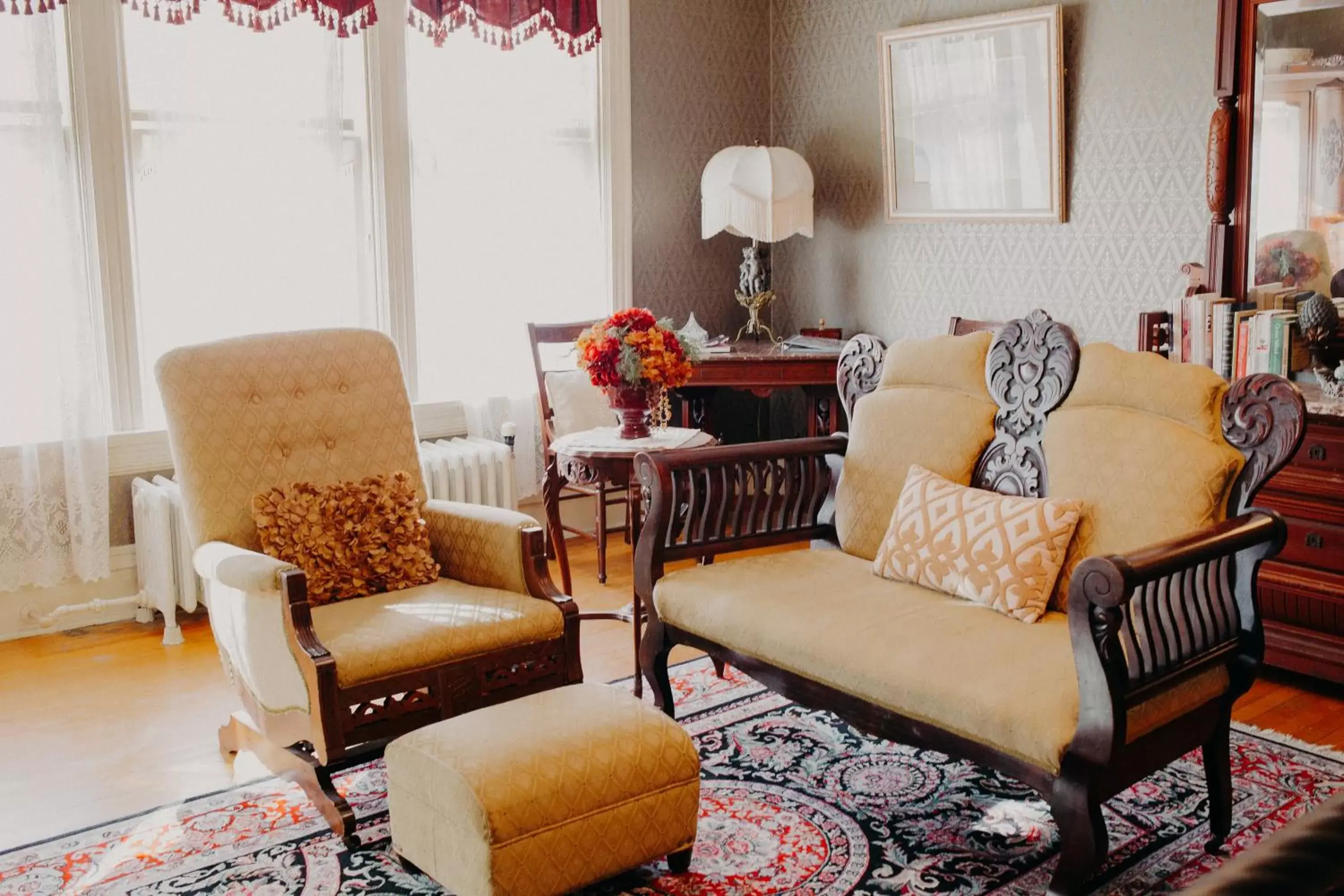 Seating Area in Aurora Staples Inn