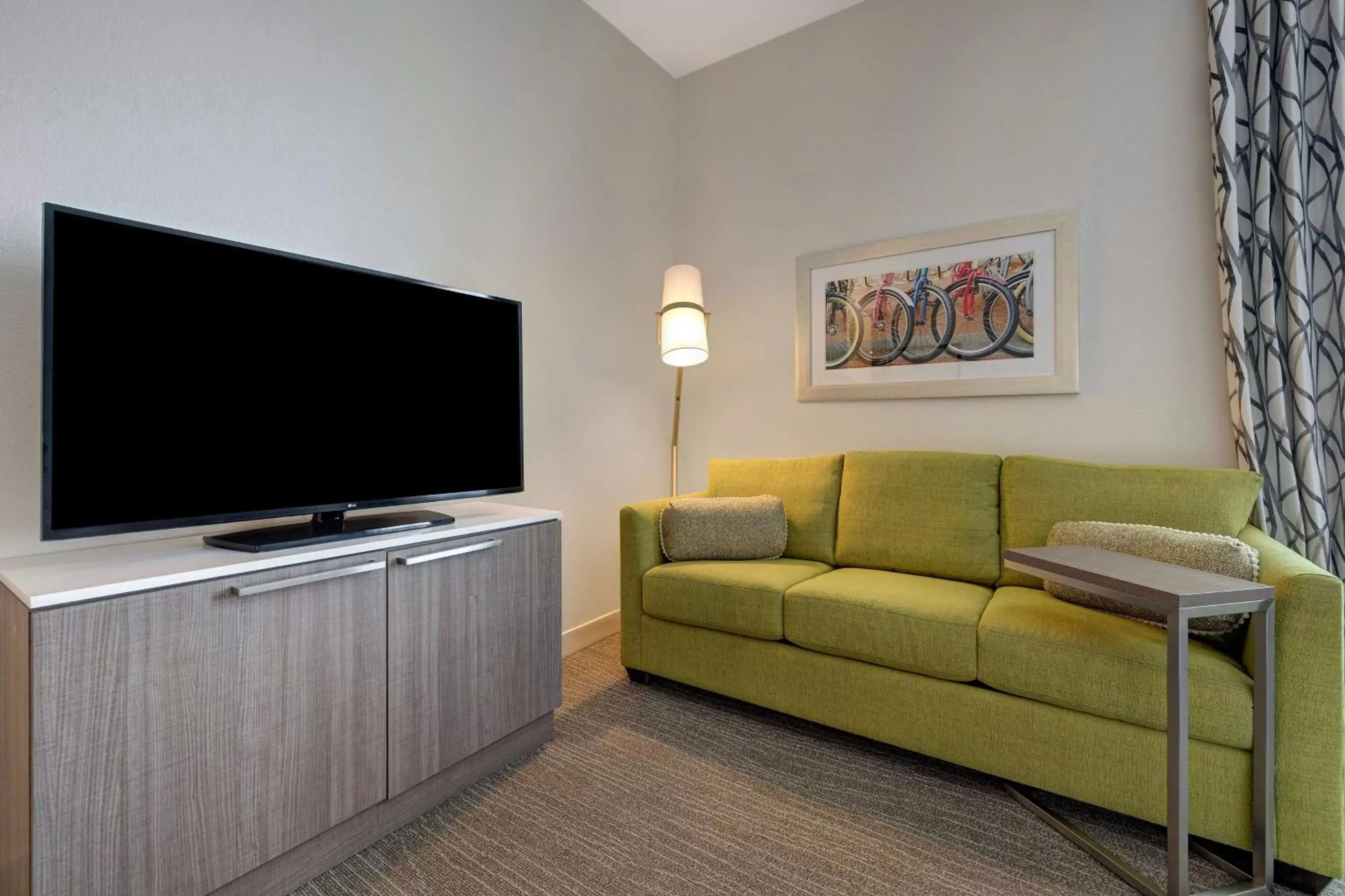 Living room, TV/Entertainment Center in Hilton Garden Inn Temecula