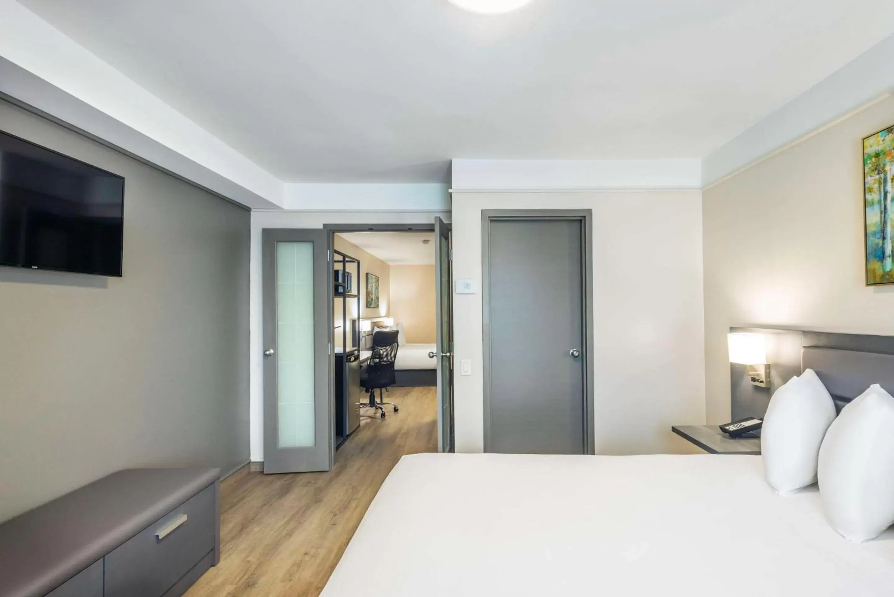 Bedroom, Bed in Les Suites de Laviolette Ascend Hotel Collection