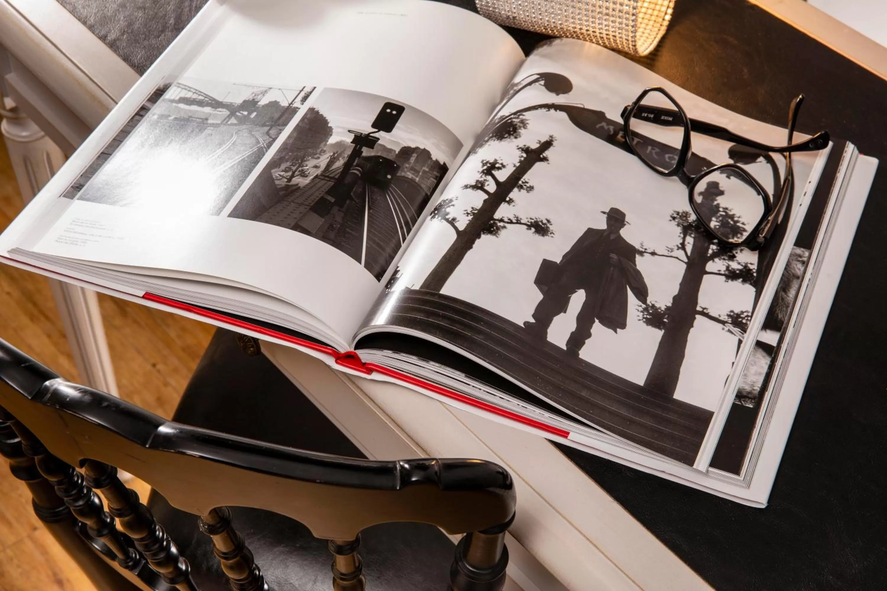 Library in Hotel Plaza Elysées