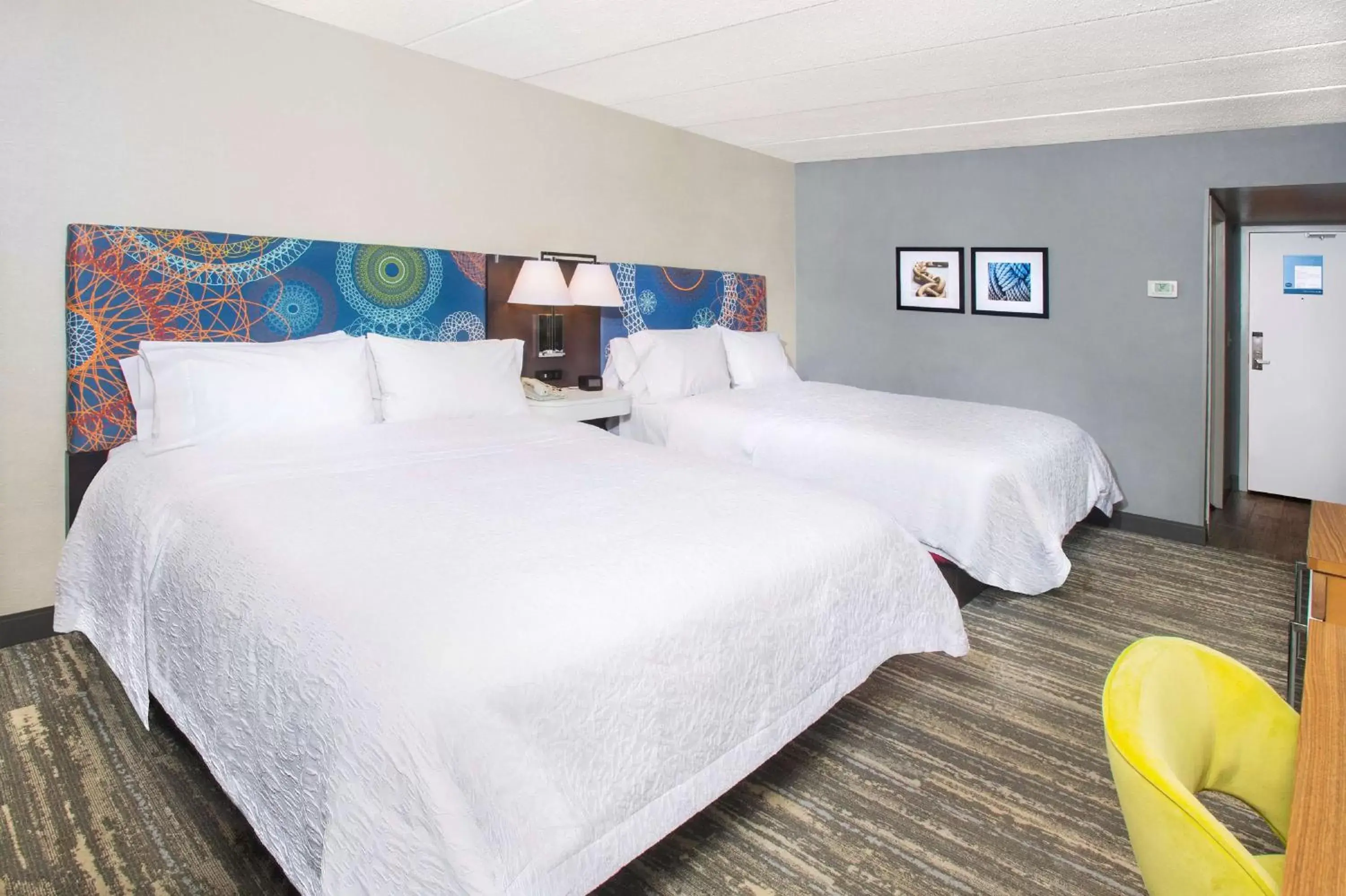 Photo of the whole room, Bed in Hampton Inn & Suites Annapolis
