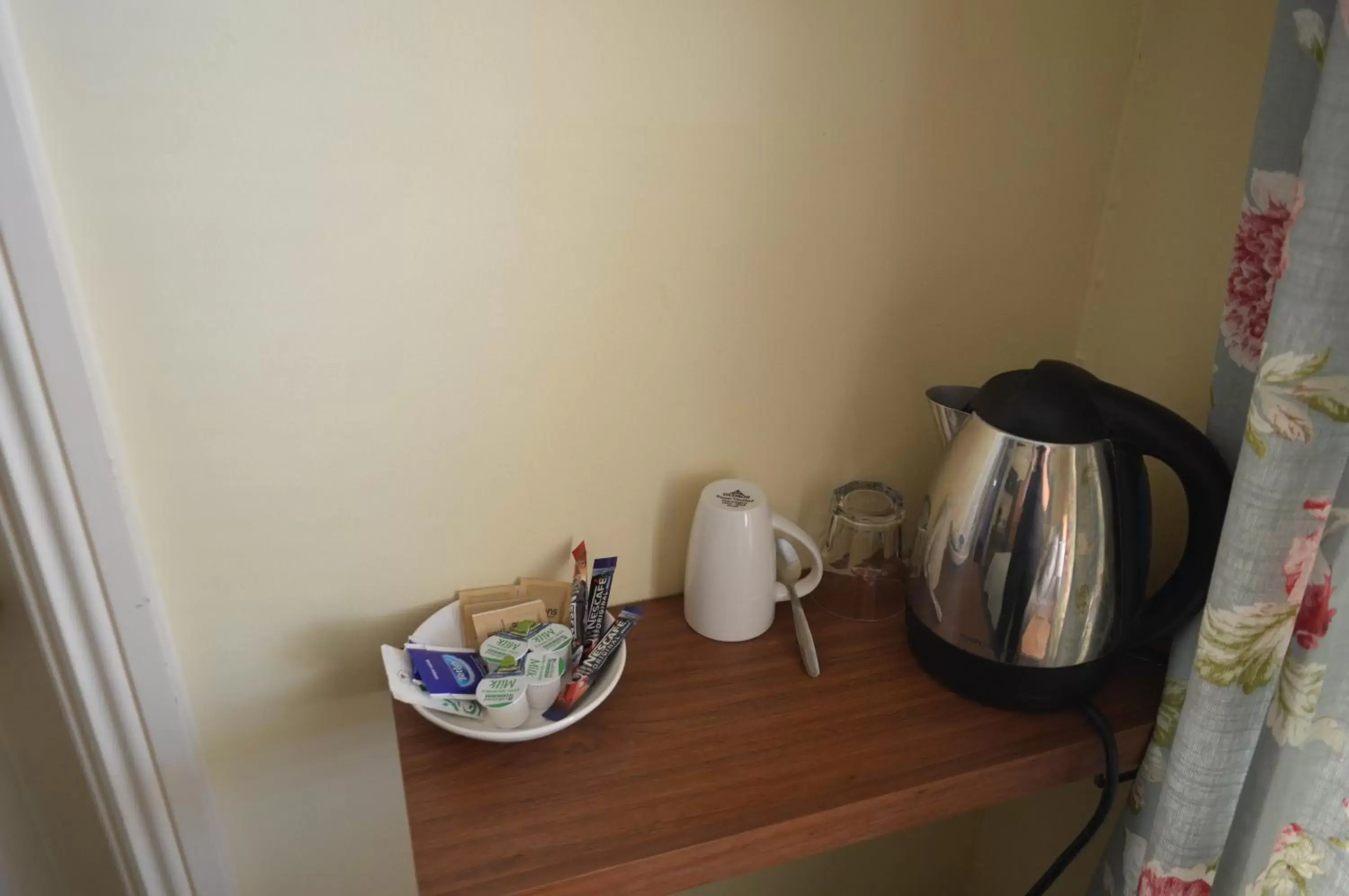 Coffee/tea facilities in The Ilchester Arms Hotel, Ilchester Somerset