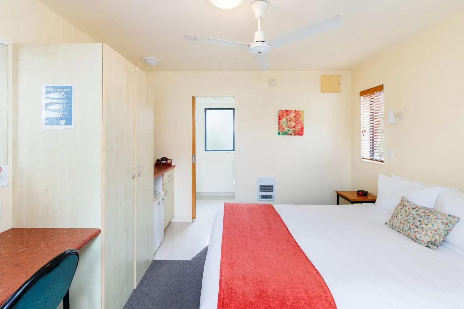 Photo of the whole room, Bed in Bella Vista Motel Palmerston North