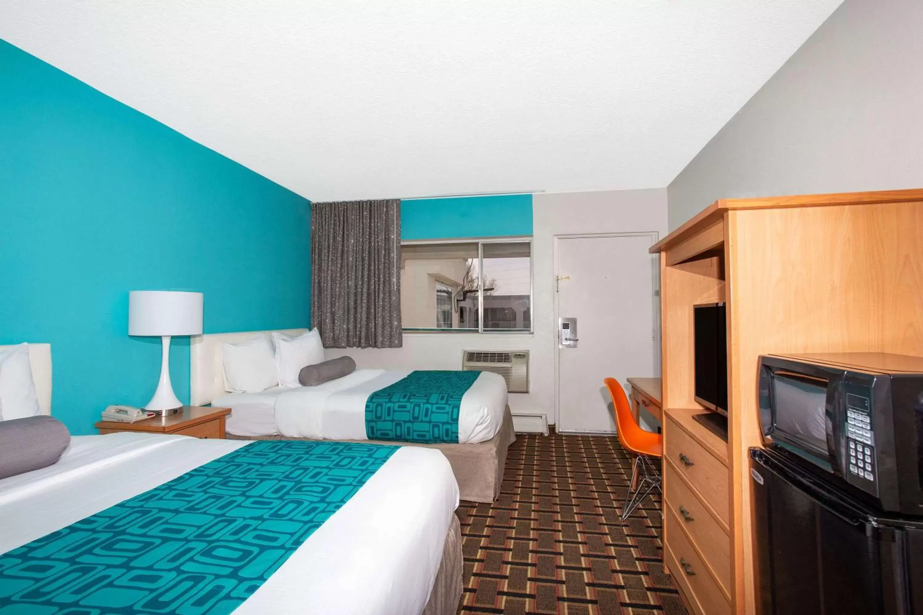 Photo of the whole room, Bed in Howard Johnson by Wyndham Colorado Springs