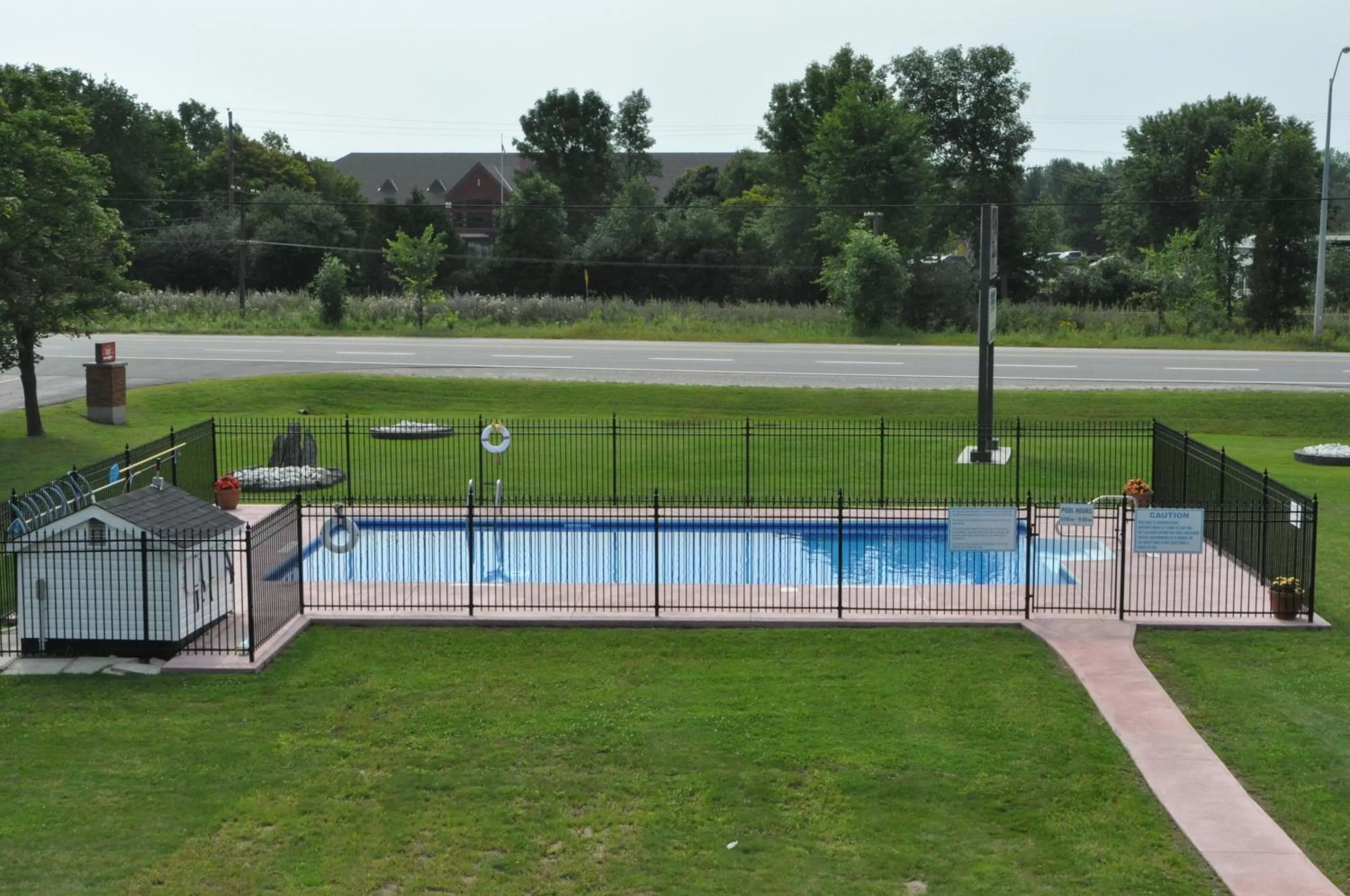 Swimming Pool in Colonial House Motor Inn