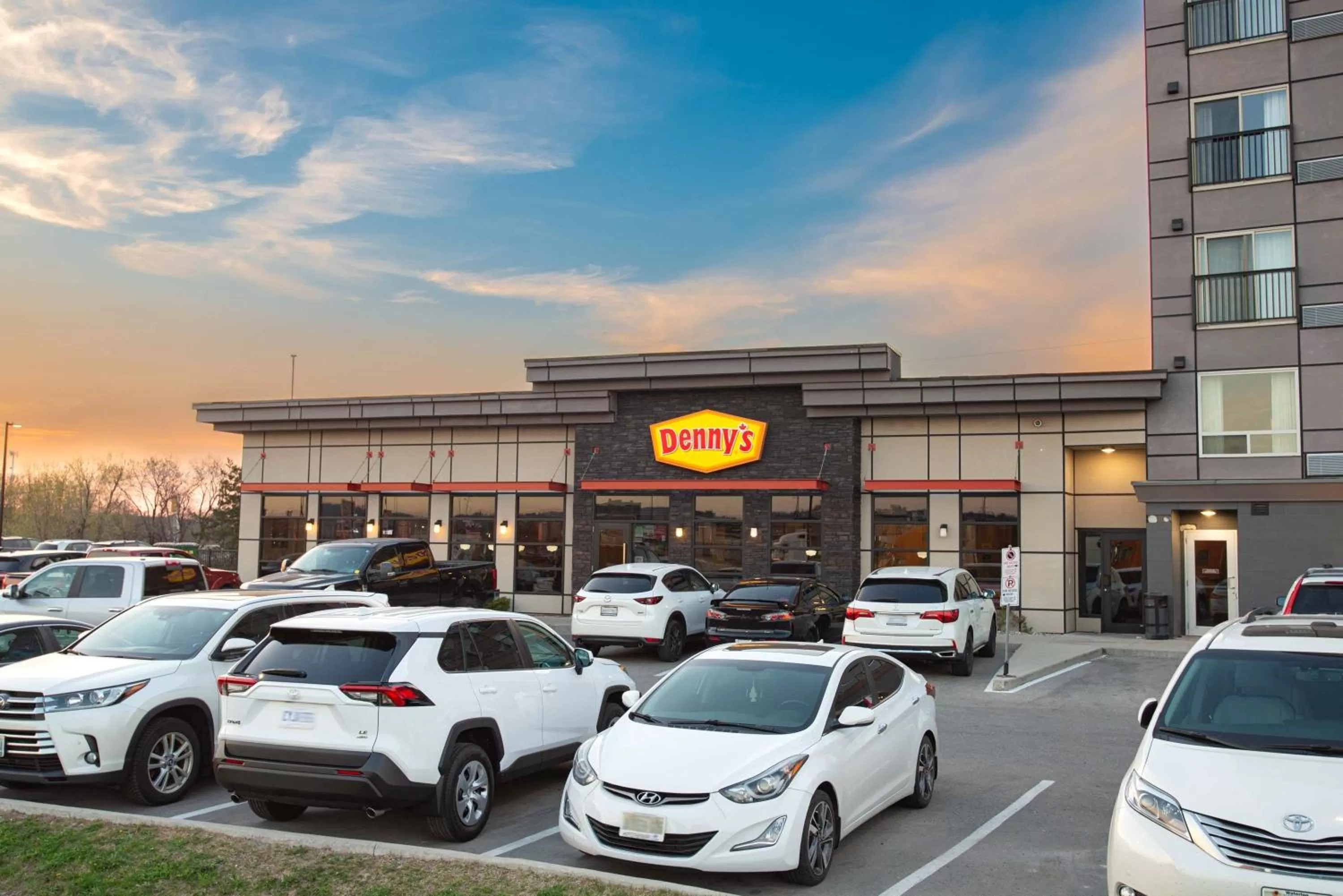 Restaurant/places to eat in Sandman Hotel Hamilton