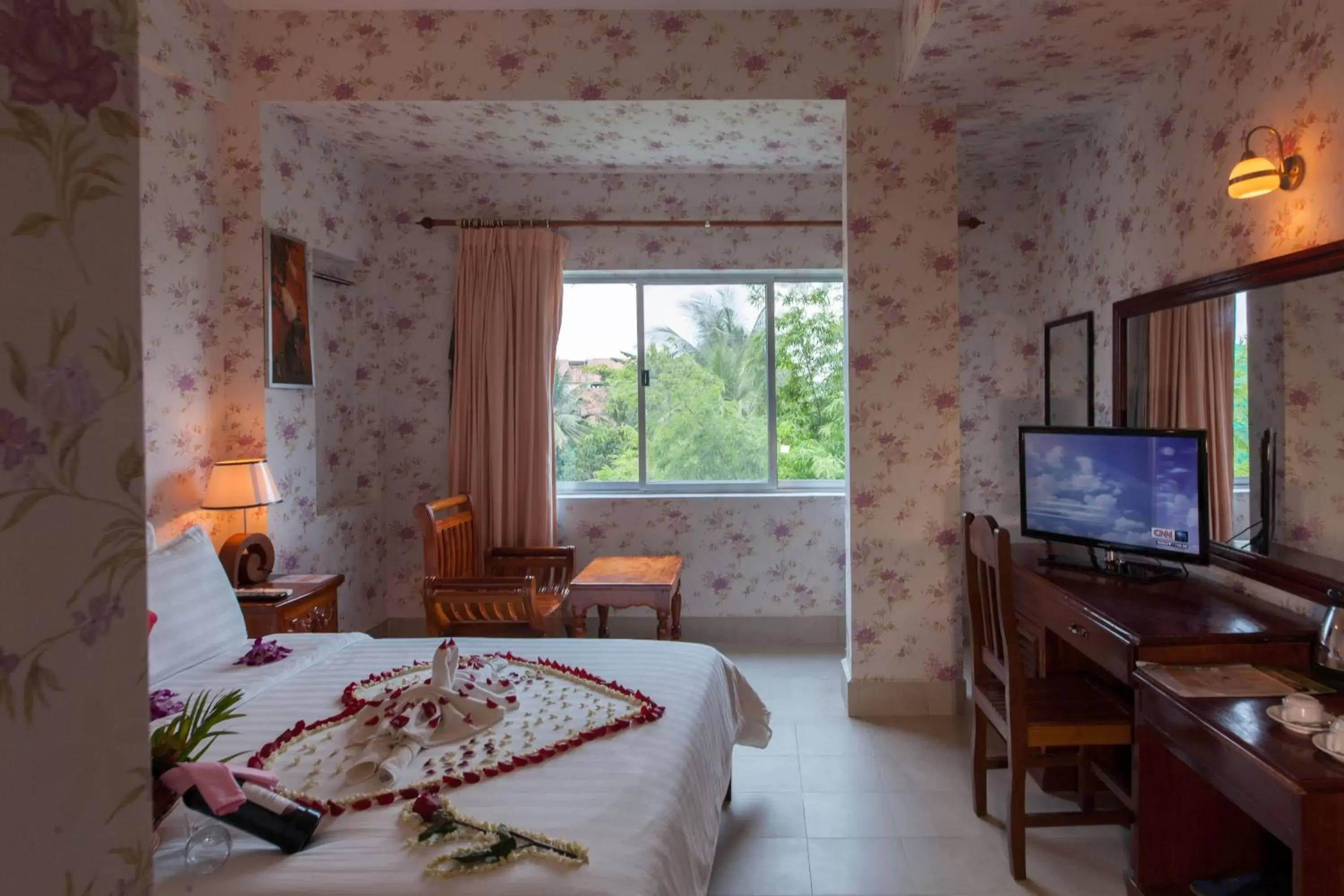 Bed, TV/Entertainment Center in Parklane Hotel