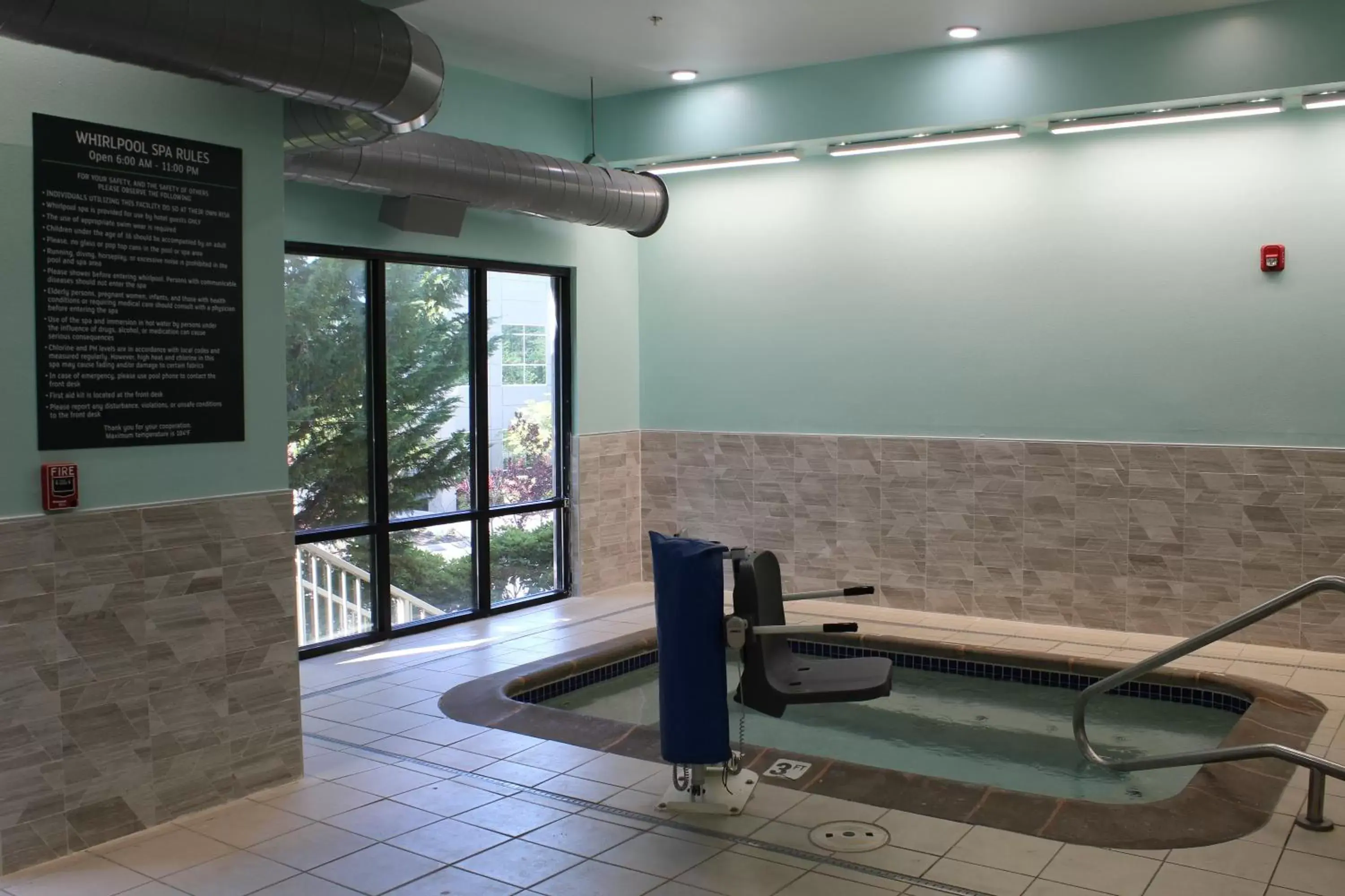Hot Tub in Holiday Inn & Suites Bothell an IHG Hotel